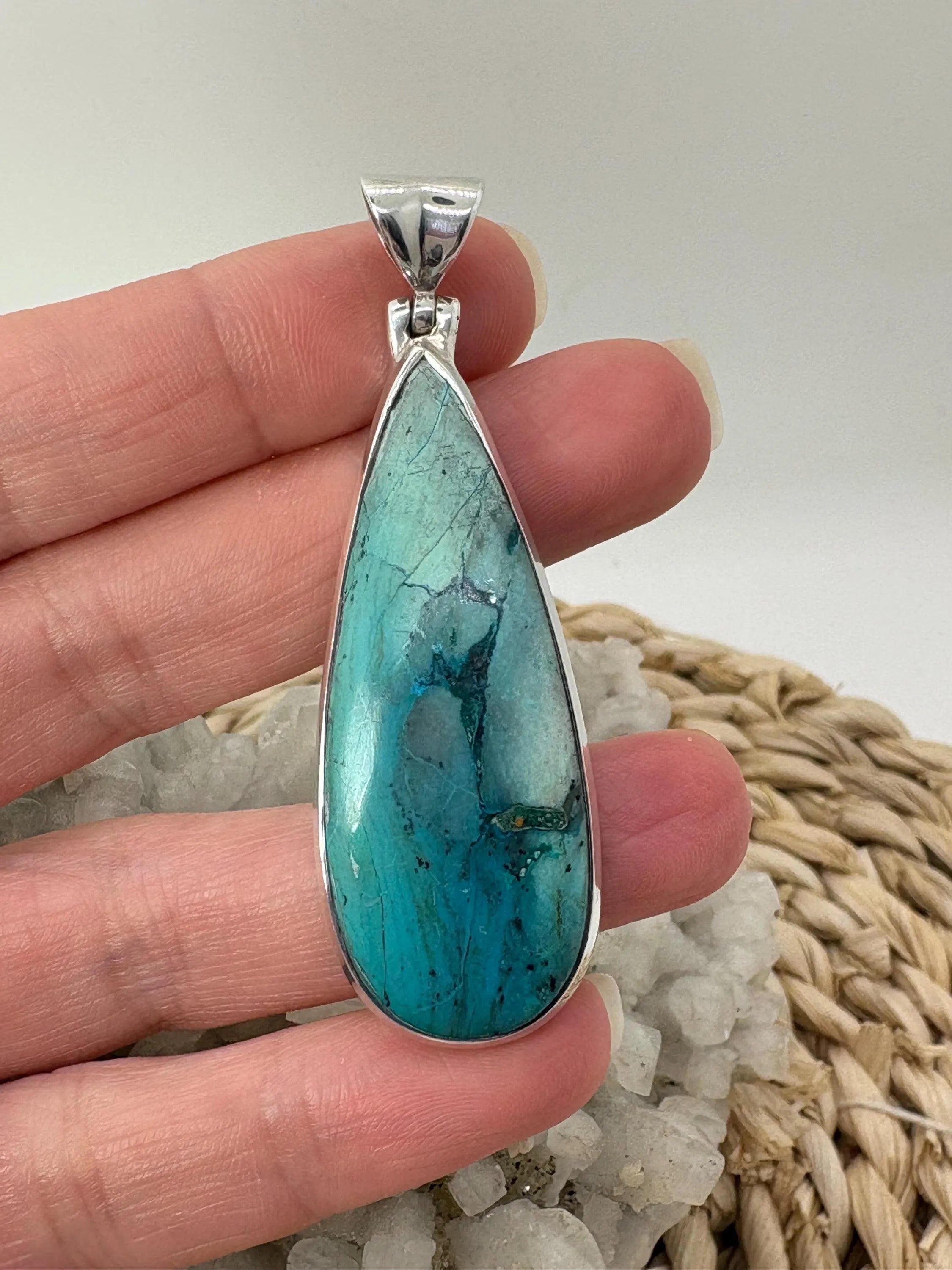 Colgante de crisocola de Perú en plata de ley. Piedra natural asociada a la calma, la comunicación y la armonía interior. Joya espiritual única.