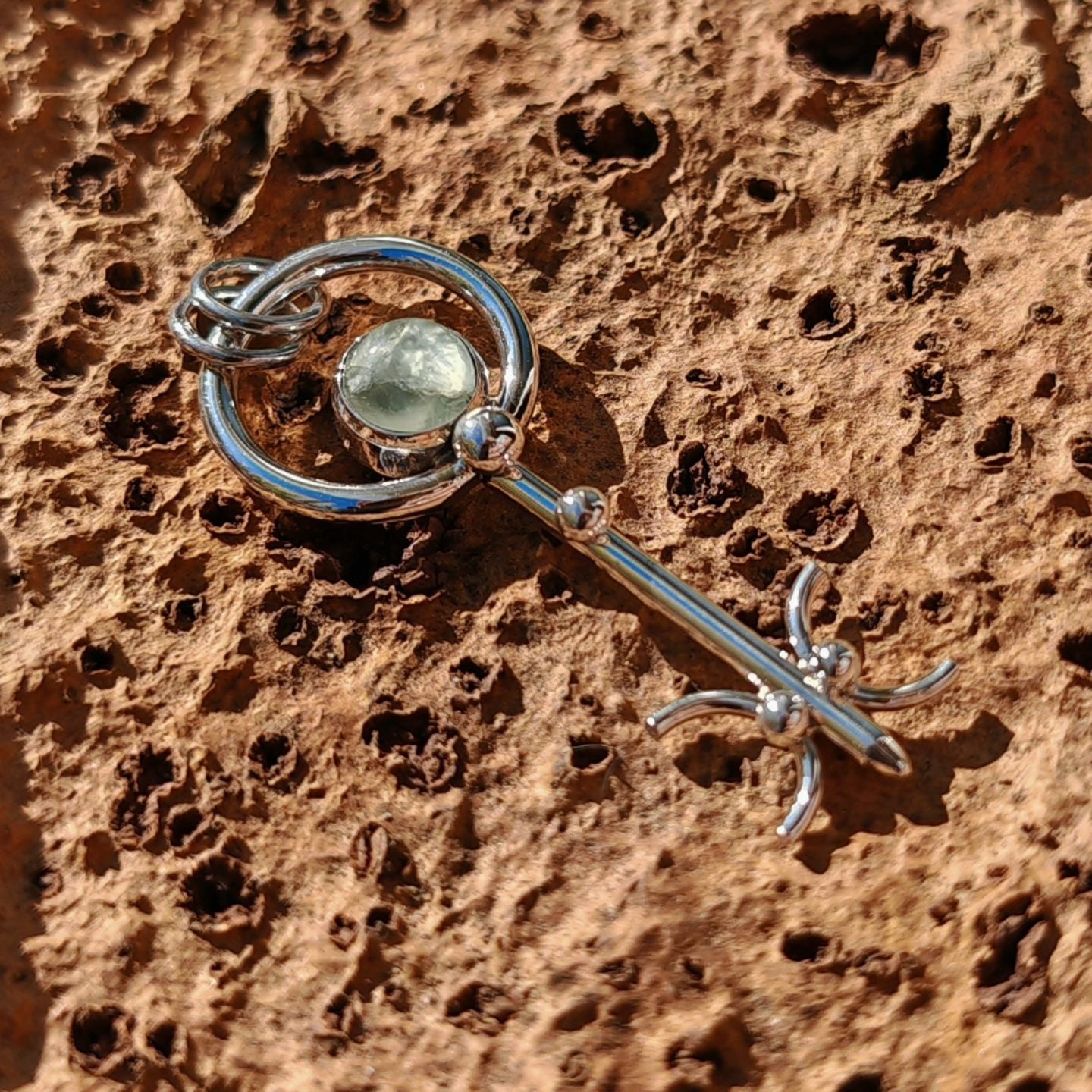 Colgante llave de prehnita en plata de ley artesanal. Piedra de calma e intuición que abre caminos y aporta equilibrio. Joya espiritual única.