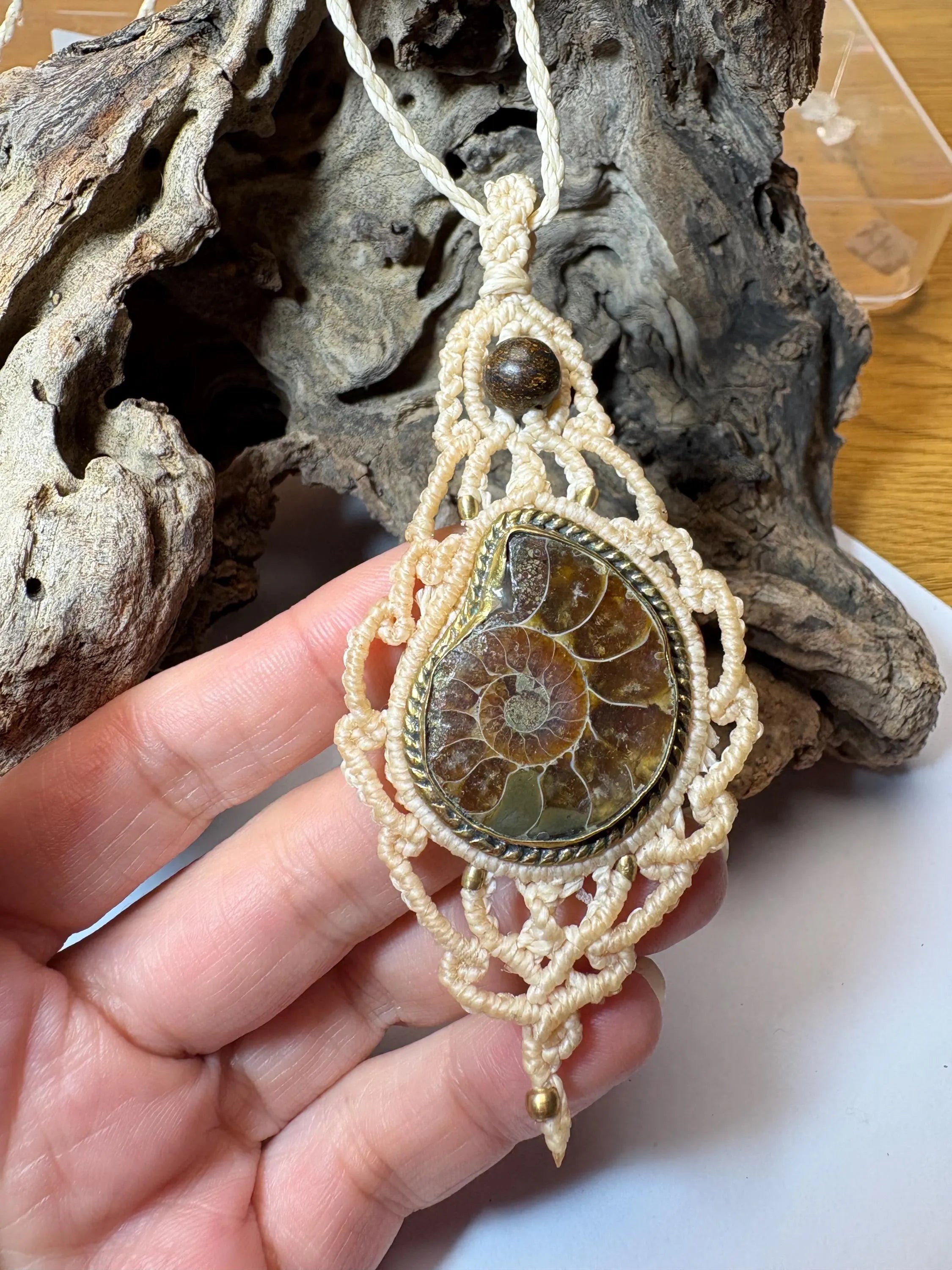 collar de macramé con ammonite engarzado y pirda broncita