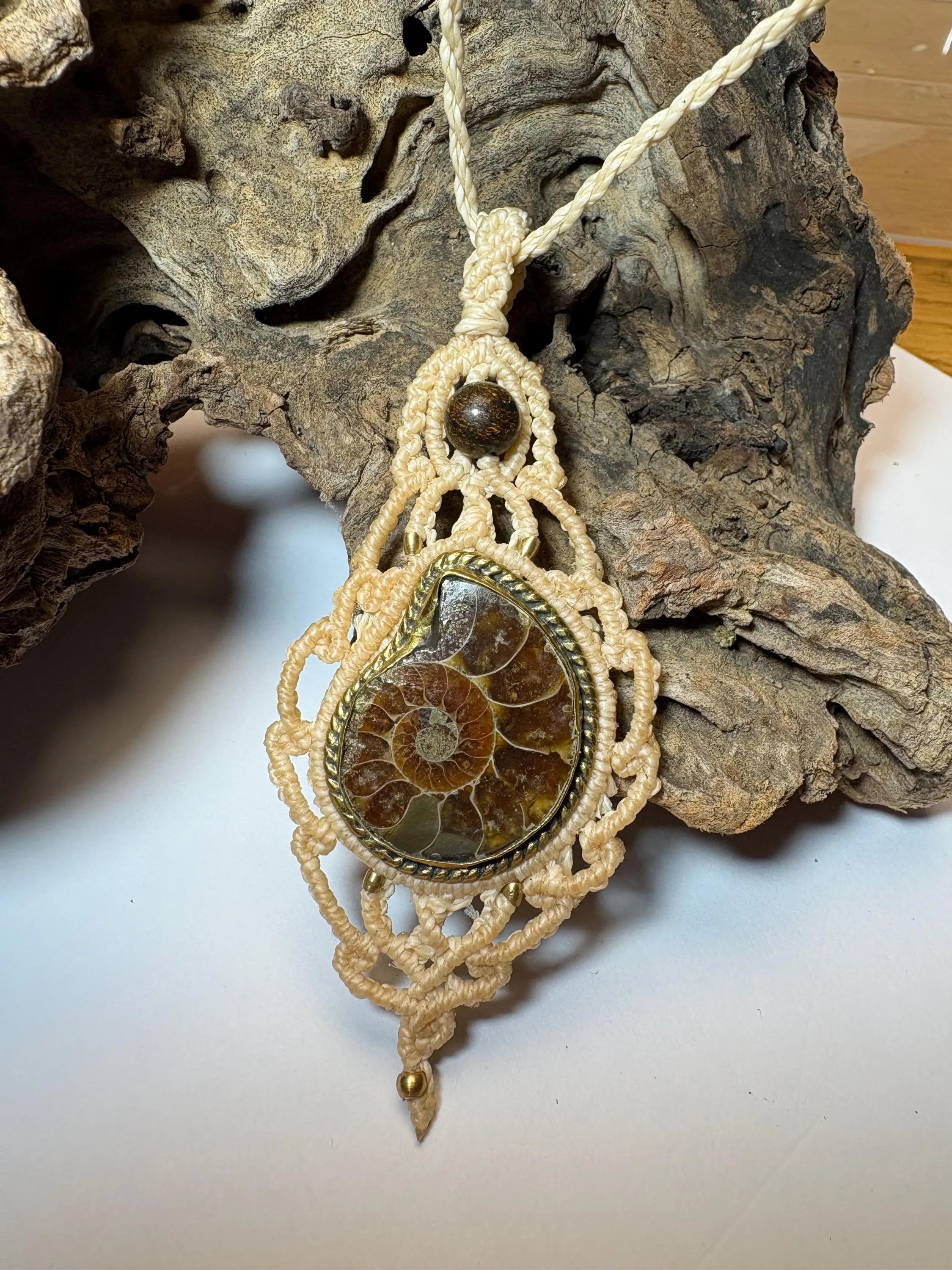 collar de mavramé con ammonite natural y piedra de broncita 