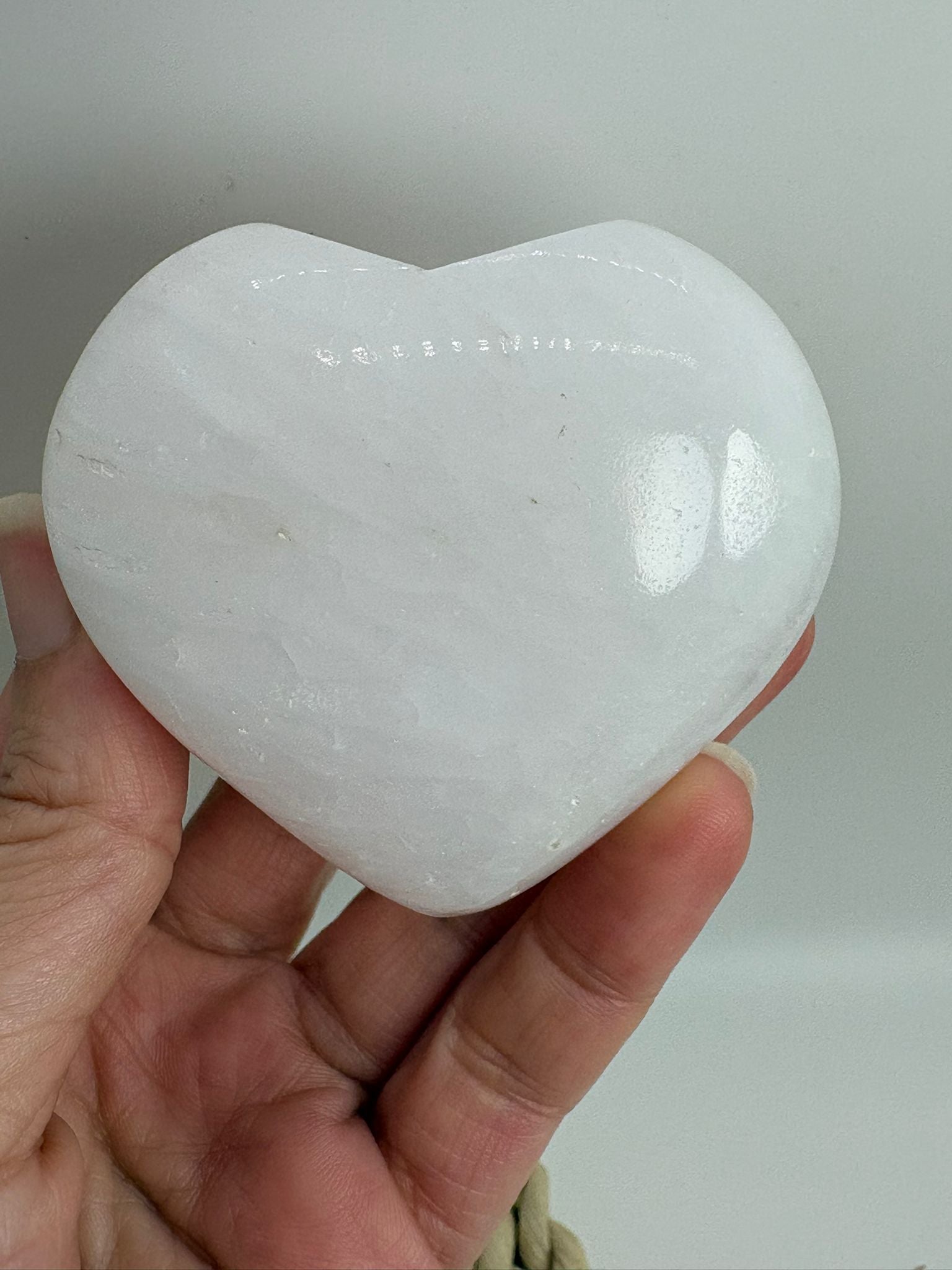 Corazón de escolecita natural de 6 cm con energía angelical, calmante y espiritual. Pieza única ideal para meditación, descanso y conexión interior. 
