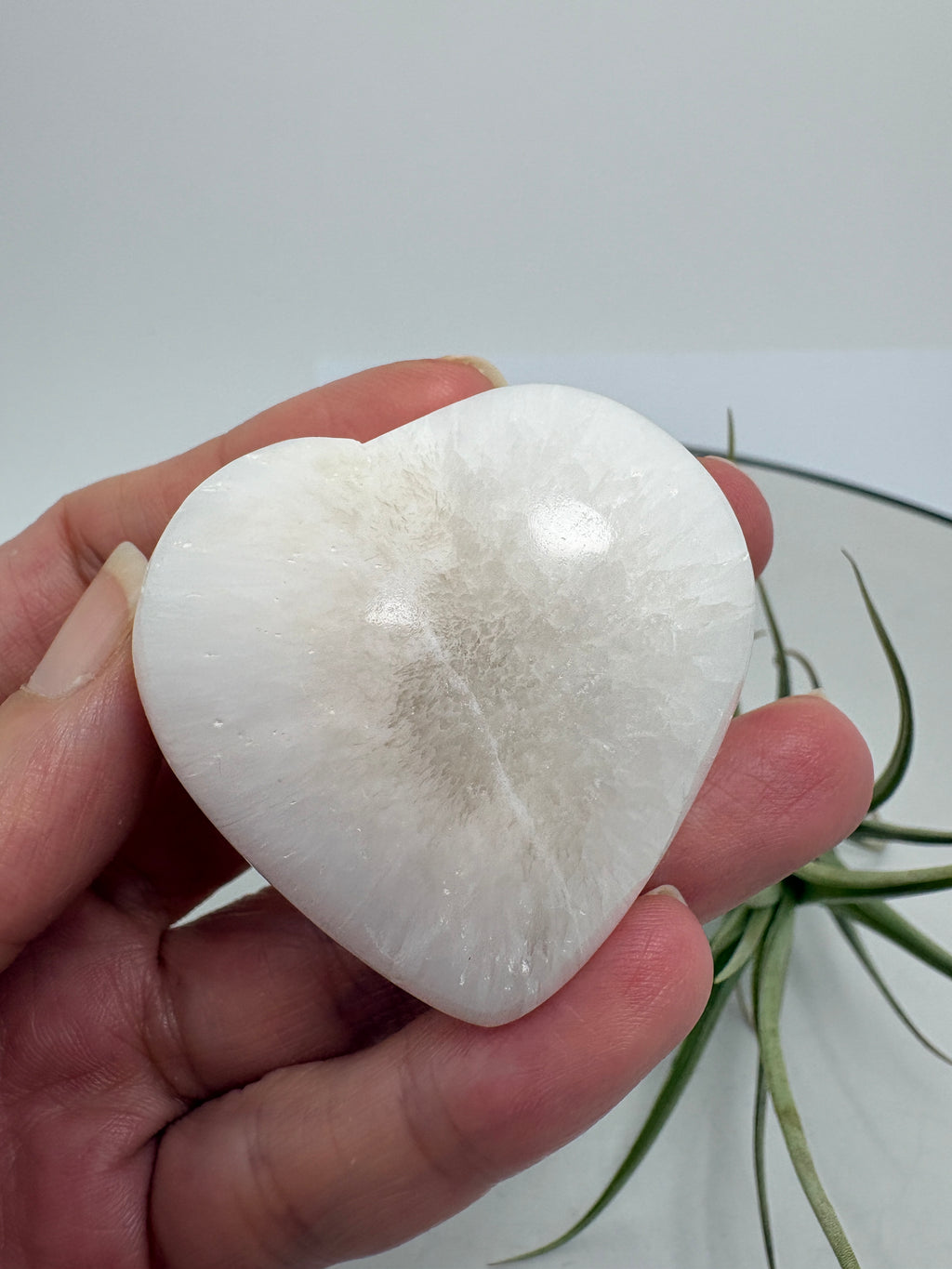 Corazón de escolecita natural pulida, una pieza de energía suave y elevada que recuerda a unas delicadas alas de ángel.

Ideal para espacios de calma, meditación y conexión espiritual y angelical.