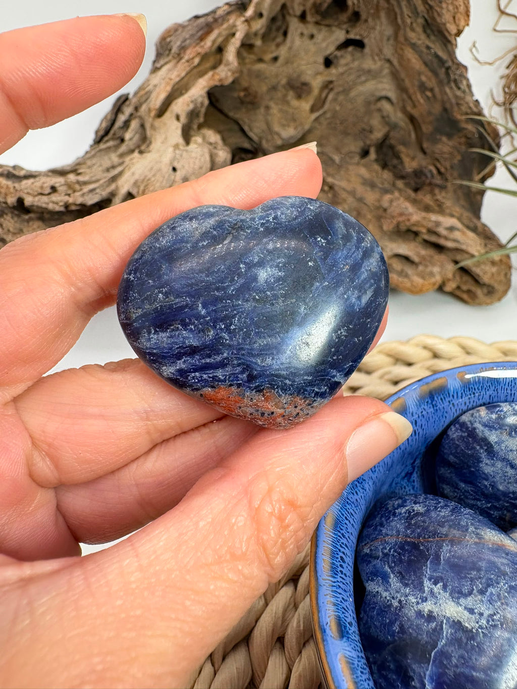 Corazón plano de sodalita natural pulida de aproximadamente 3,5 x 4 cm. Piedra asociada a la intuición, la calma y la comunicación. Pieza única seleccionada intuitivamente.