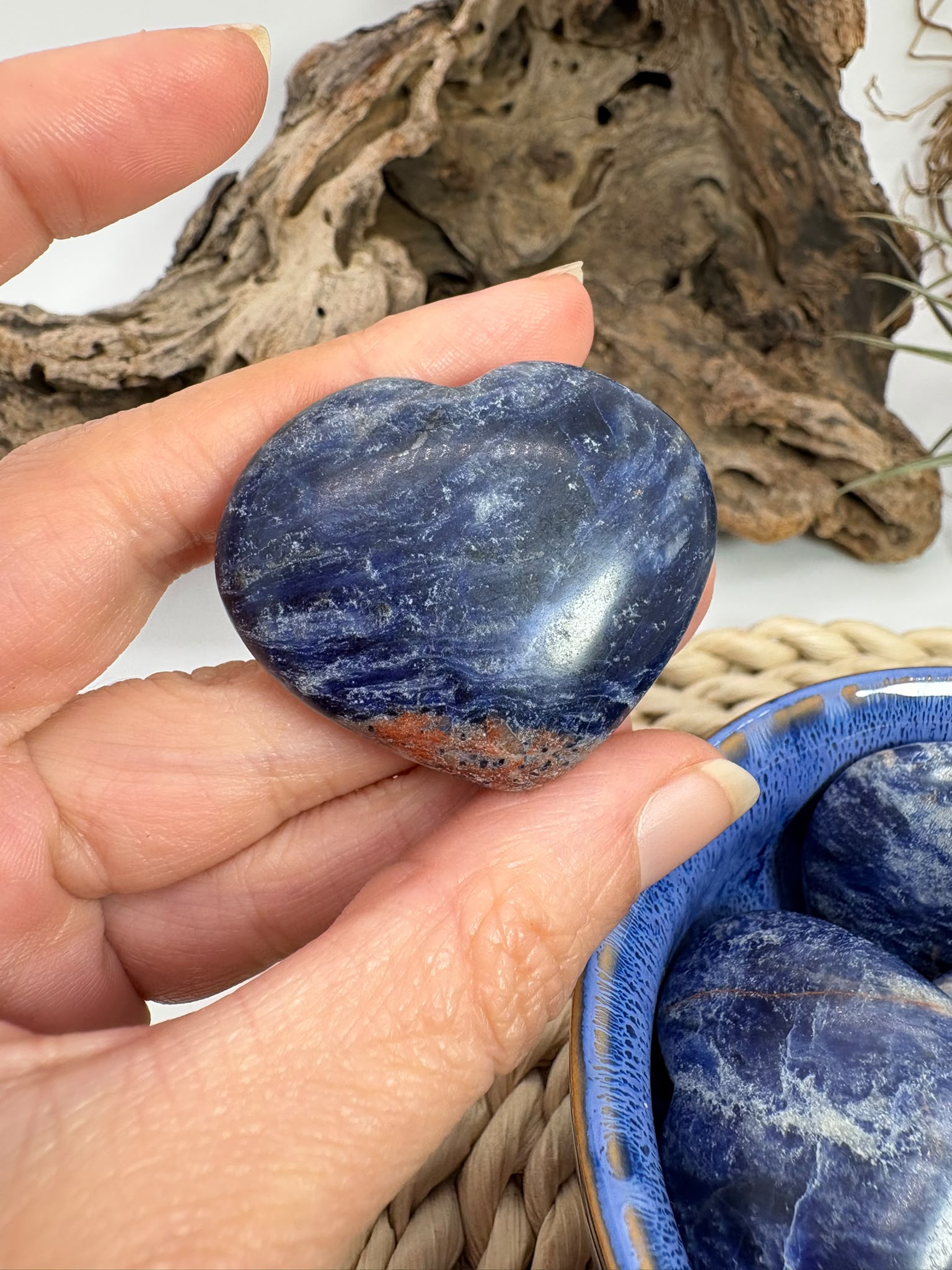 Corazón plano de sodalita natural pulida de aproximadamente 3,5 x 4 cm. Piedra asociada a la intuición, la calma y la comunicación. Pieza única seleccionada intuitivamente.