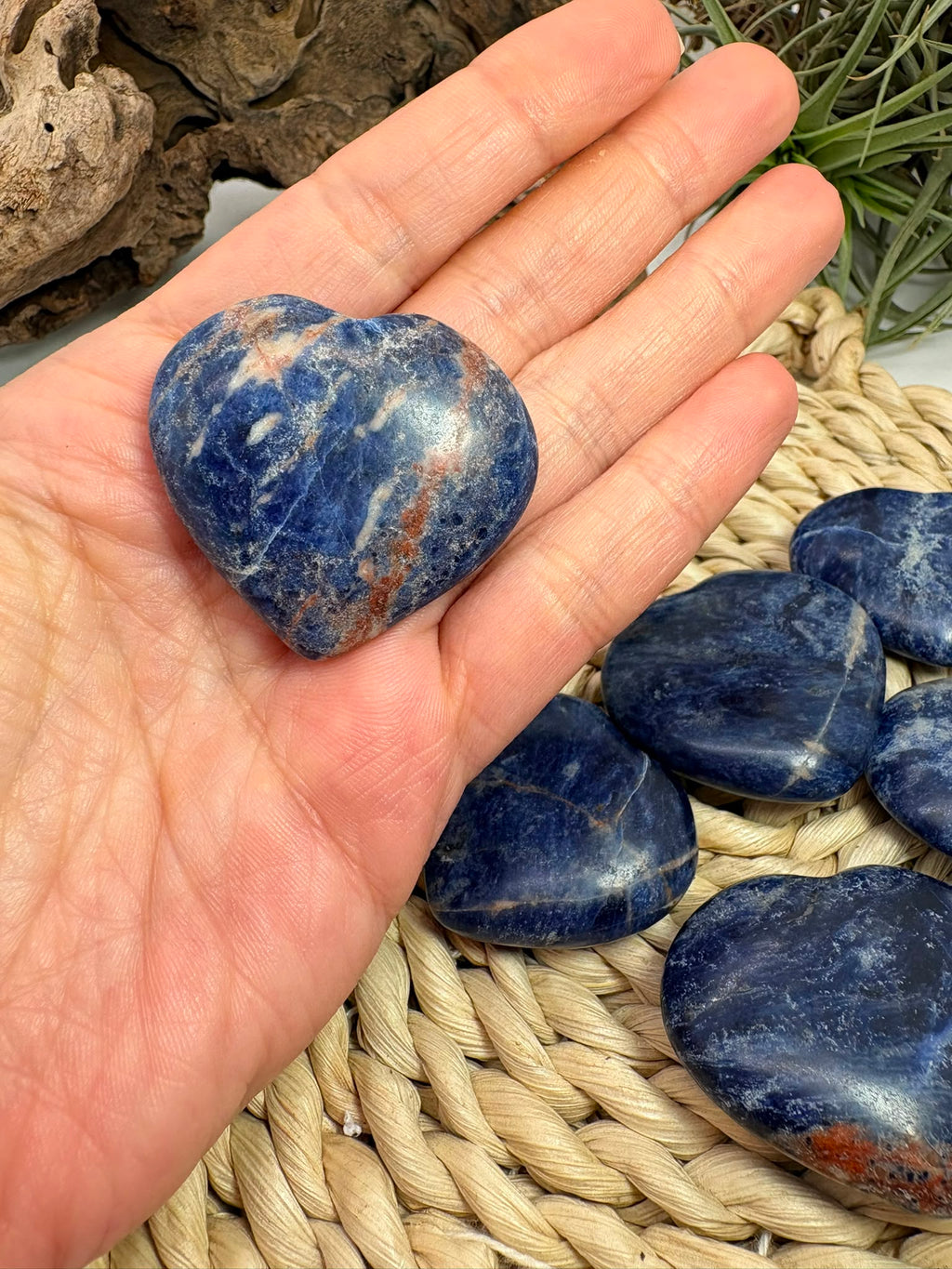 Corazón plano de sodalita natural pulida de aproximadamente 3,5 x 4 cm. Piedra asociada a la intuición, la calma y la comunicación. Pieza única seleccionada intuitivamente.