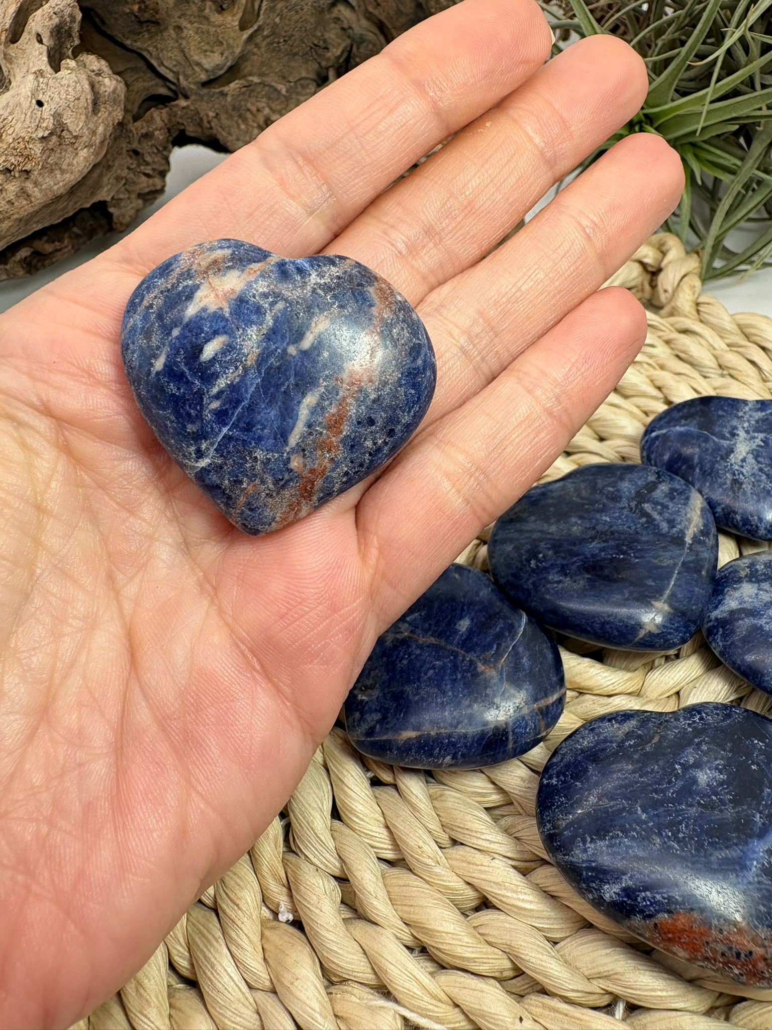Corazón plano de sodalita natural pulida de aproximadamente 3,5 x 4 cm. Piedra asociada a la intuición, la calma y la comunicación. Pieza única seleccionada intuitivamente.