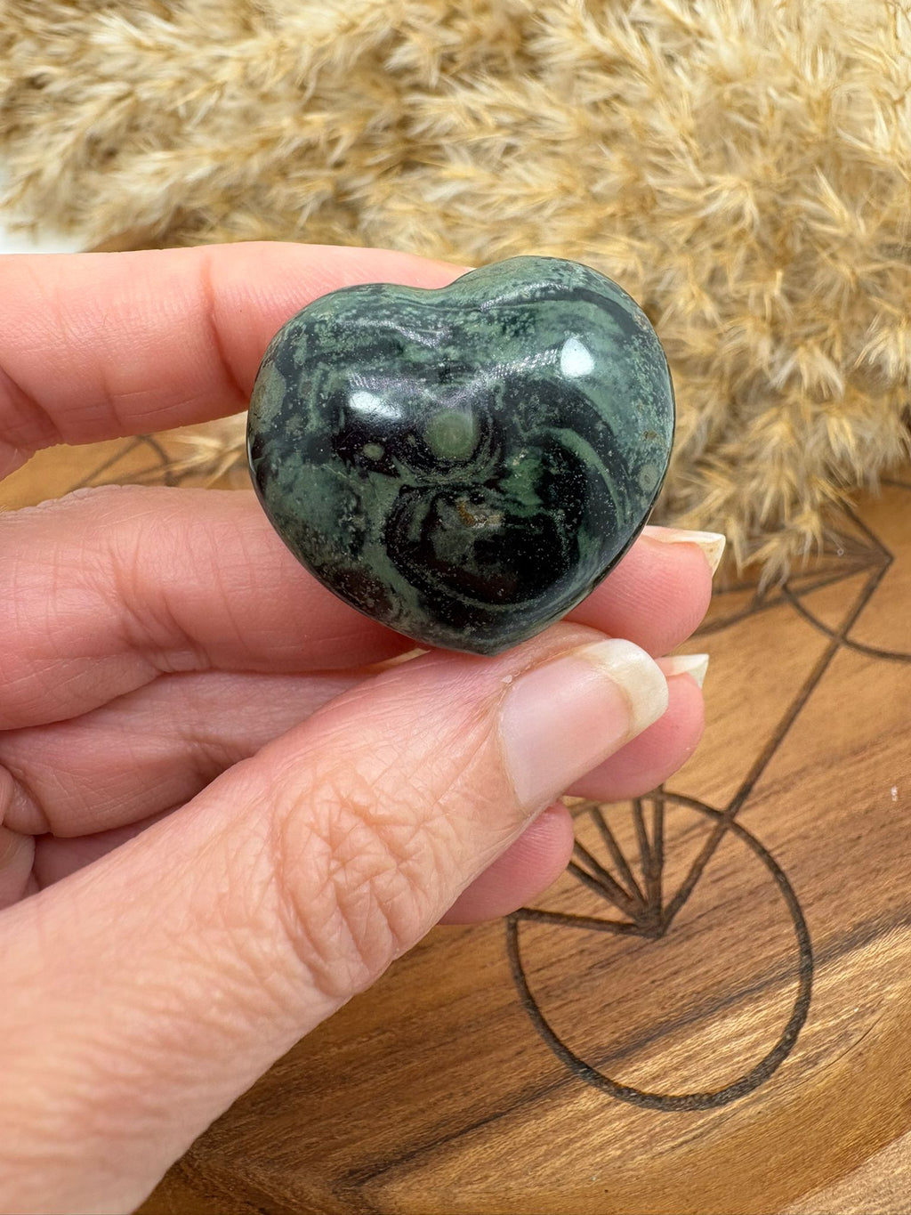 Corazón de jaspe kambaba o piedra de dragón, ideal para protección, enraizamiento y conexión con la naturaleza.