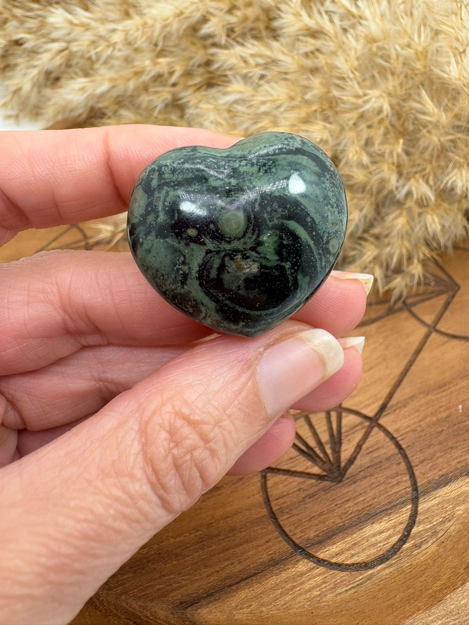Corazón de jaspe kambaba o piedra de dragón, ideal para protección, enraizamiento y conexión con la naturaleza.