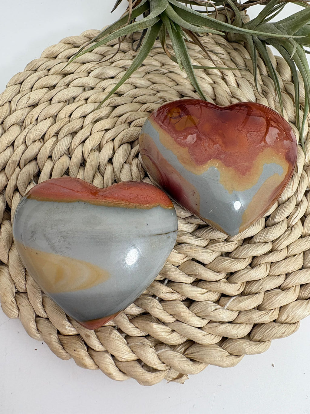 Corazones de jaspe policromo pulido con preciosos dibujos naturales. Piedra asociada al arraigo, la estabilidad, la vitalidad y el equilibrio emocional.
