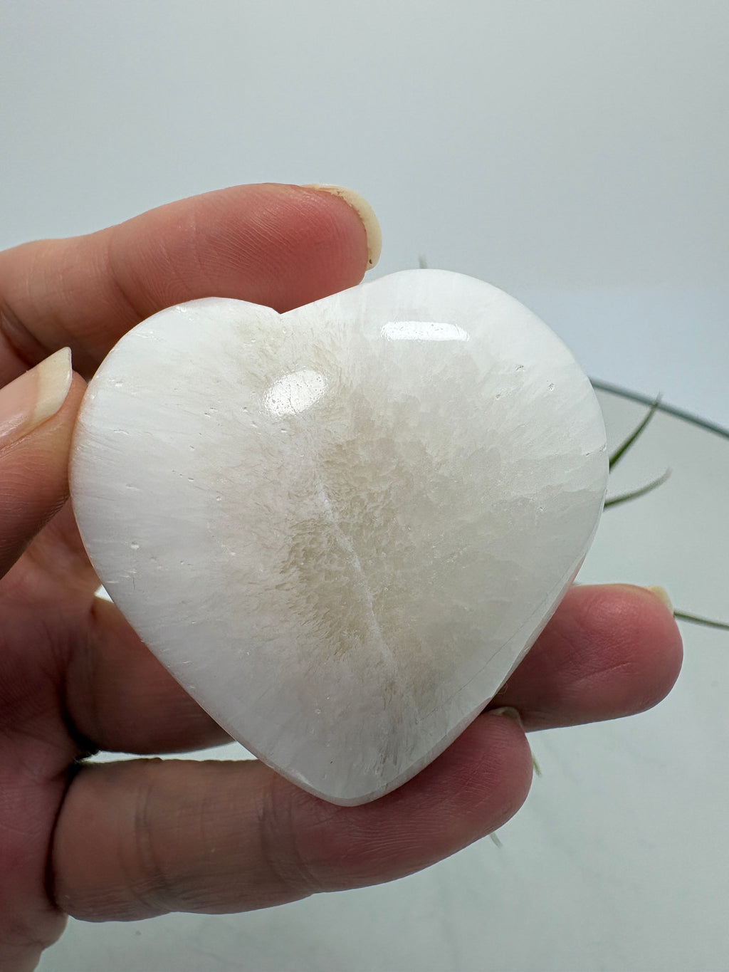 Corazón de escolecita natural pulida, una pieza de energía suave y elevada que recuerda a unas delicadas alas de ángel.

Ideal para espacios de calma, meditación y conexión espiritual y angelical.