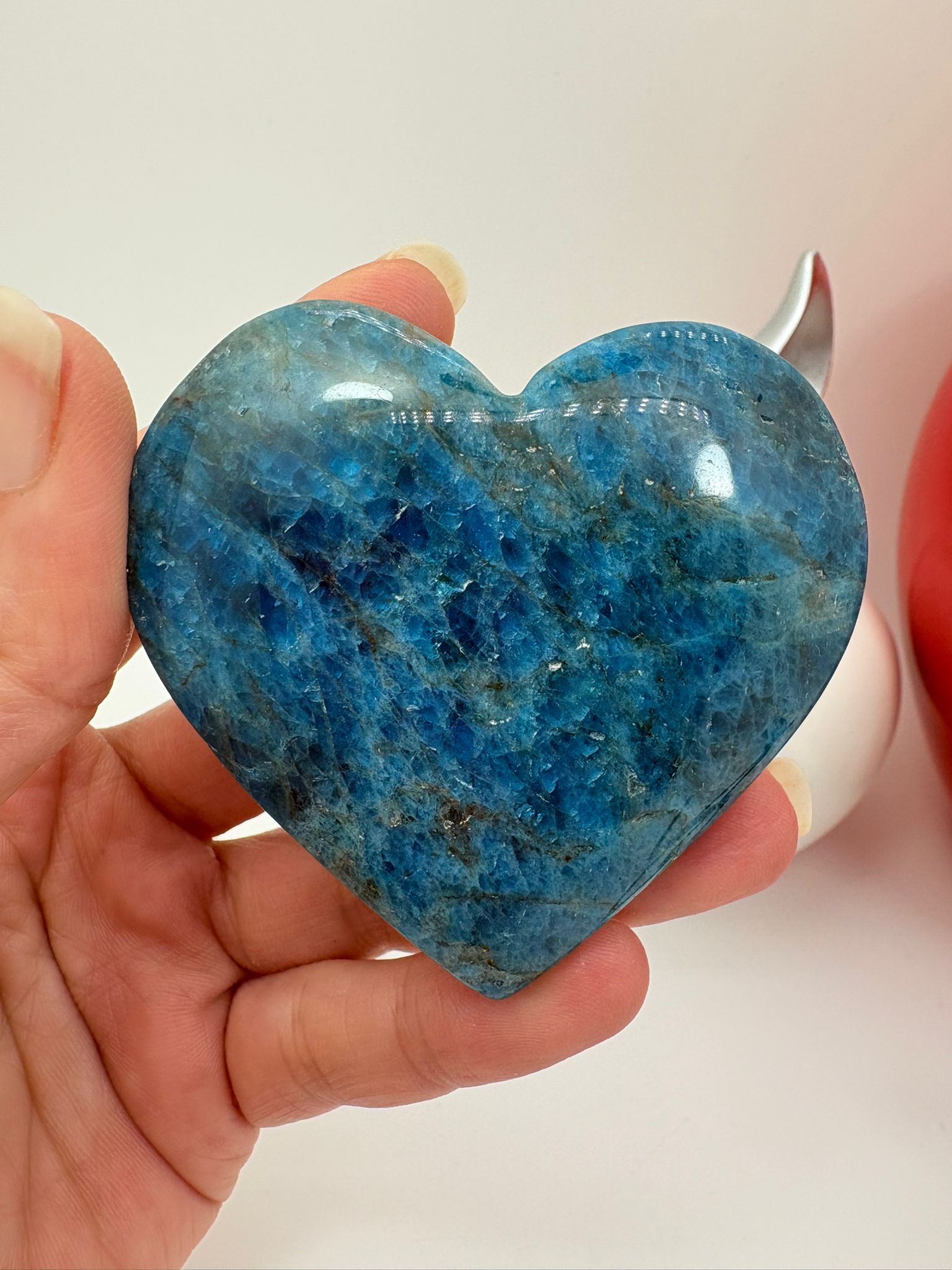 Corazón de apatito azul natural de 5,5 x 6 cm. Pieza única con tonos intensos, ideal para colección o uso energético.