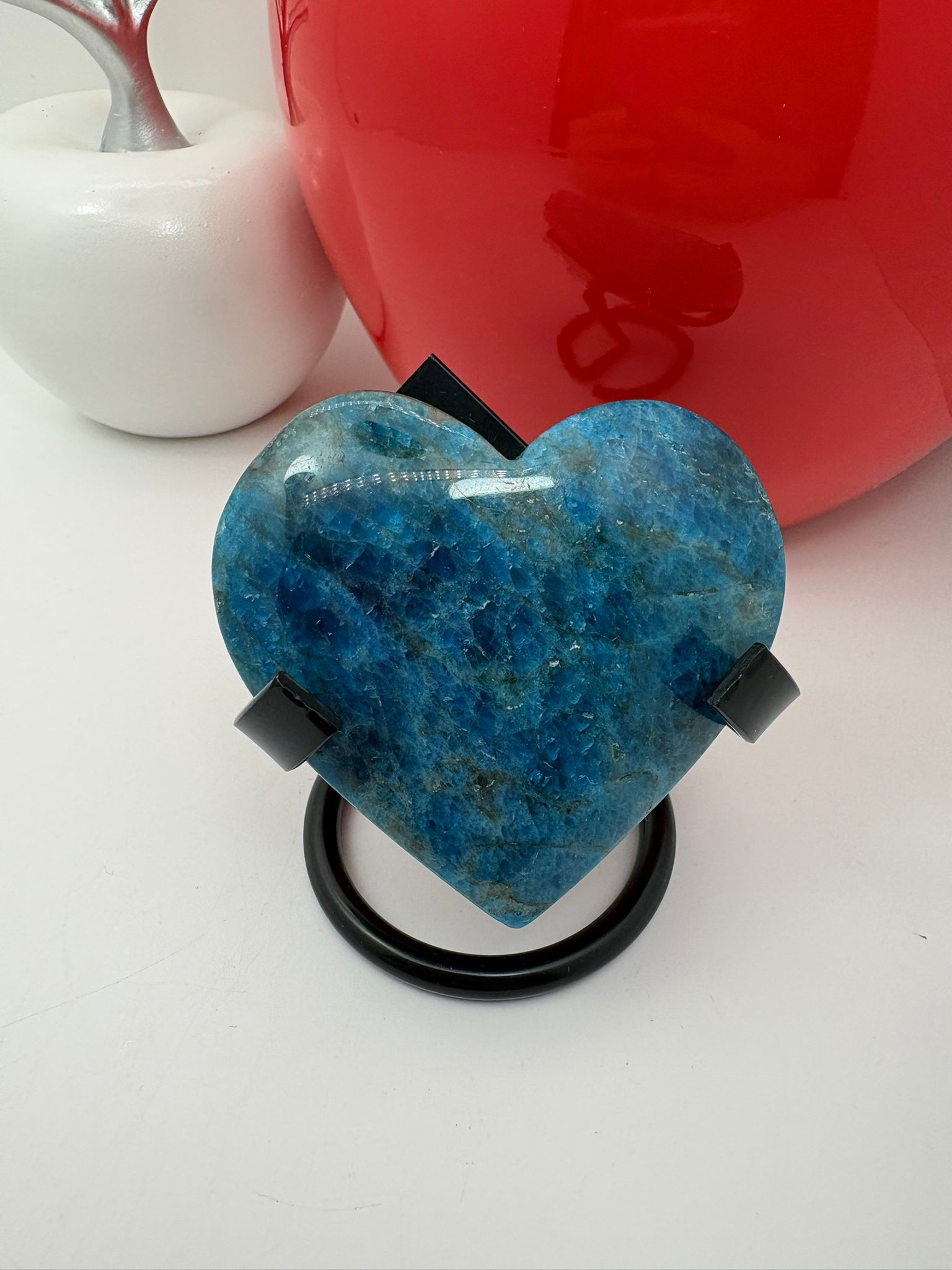 Corazón de apatito azul natural de 5,5 x 6 cm. Pieza única con tonos intensos, ideal para colección o uso energético.