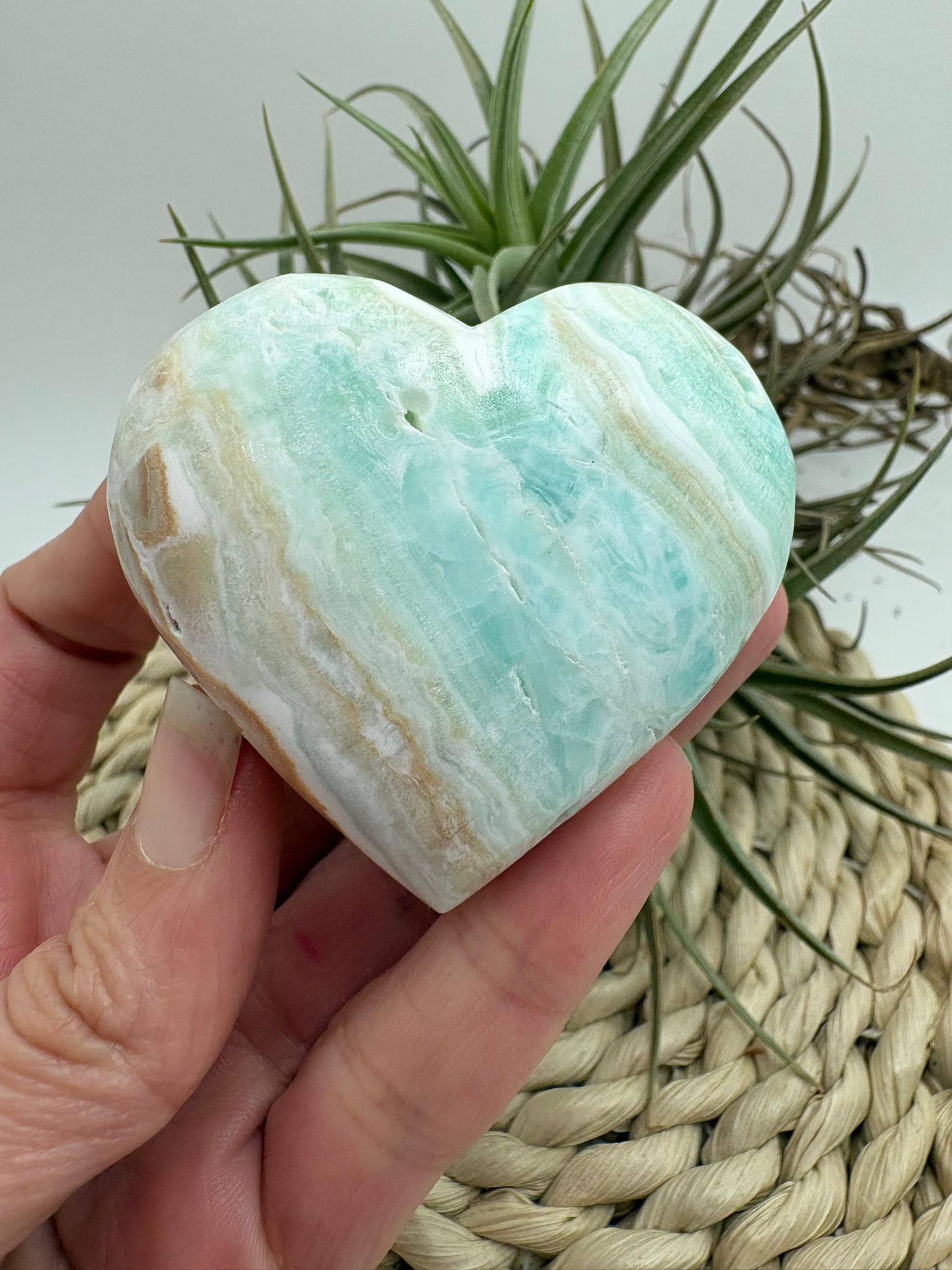 Corazón de aragonito azul natural con energía serena. Ideal para calmar la mente, equilibrar emociones y aportar paz y bienestar.