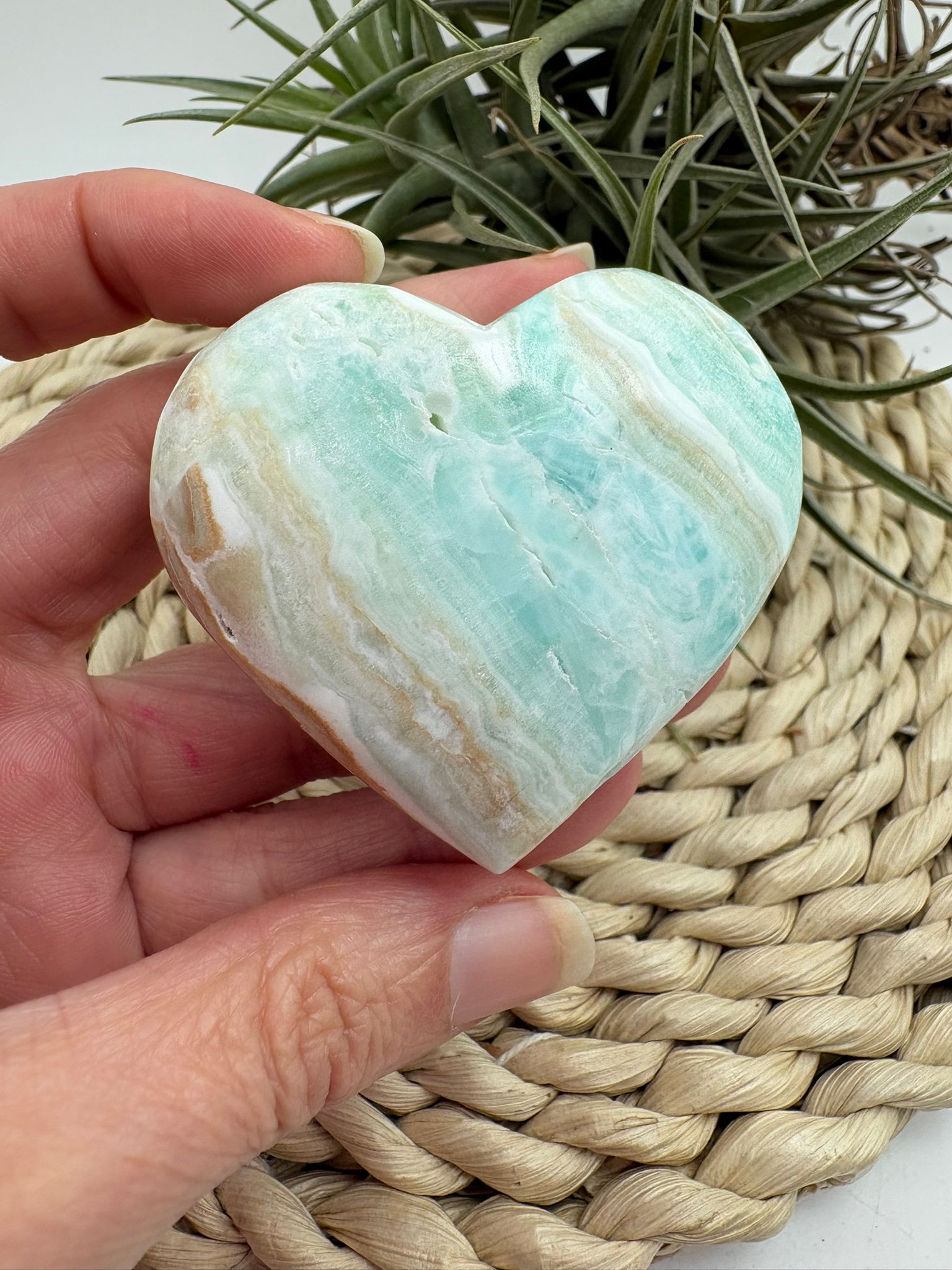 Corazón de aragonito azul natural con energía serena. Ideal para calmar la mente, equilibrar emociones y aportar paz y bienestar.