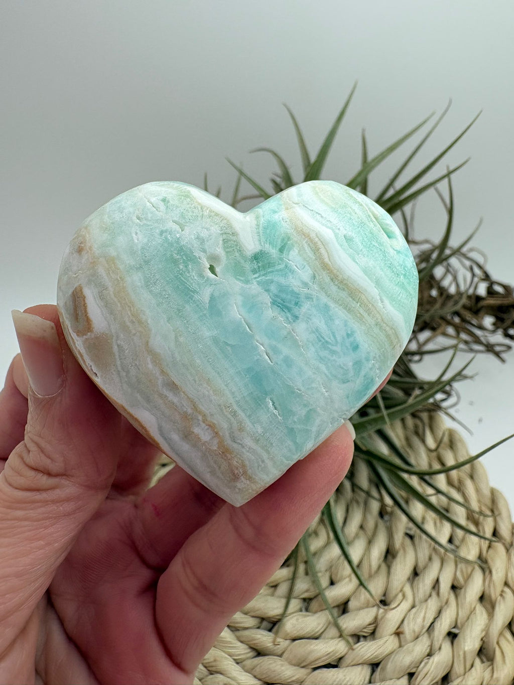 Corazón de aragonito azul natural con energía serena. Ideal para calmar la mente, equilibrar emociones y aportar paz y bienestar.