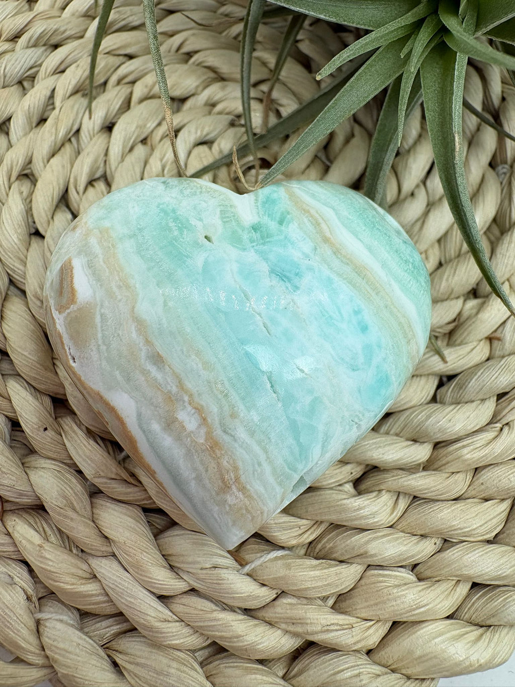 Corazón de aragonito azul natural con energía serena. Ideal para calmar la mente, equilibrar emociones y aportar paz y bienestar.