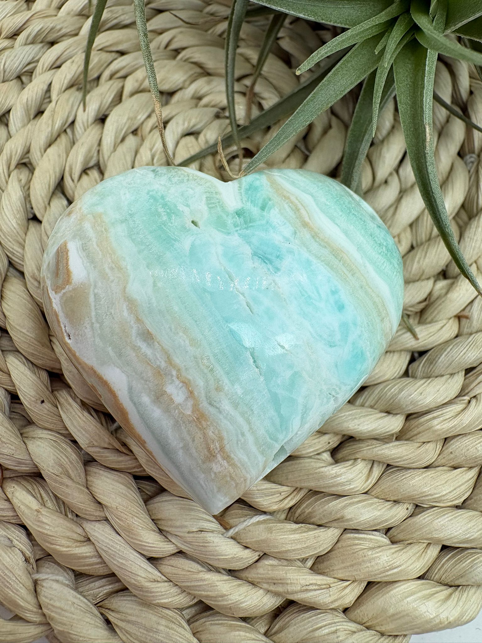 Corazón de aragonito azul natural con energía serena. Ideal para calmar la mente, equilibrar emociones y aportar paz y bienestar.