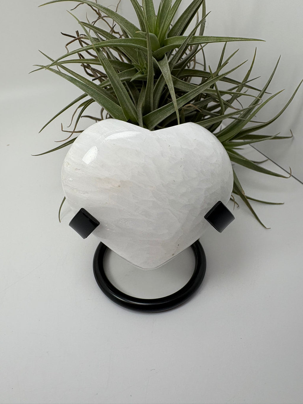 Corazón de escolecita natural de 6 cm con energía angelical, calmante y espiritual. Pieza única ideal para meditación, descanso y conexión interior. 