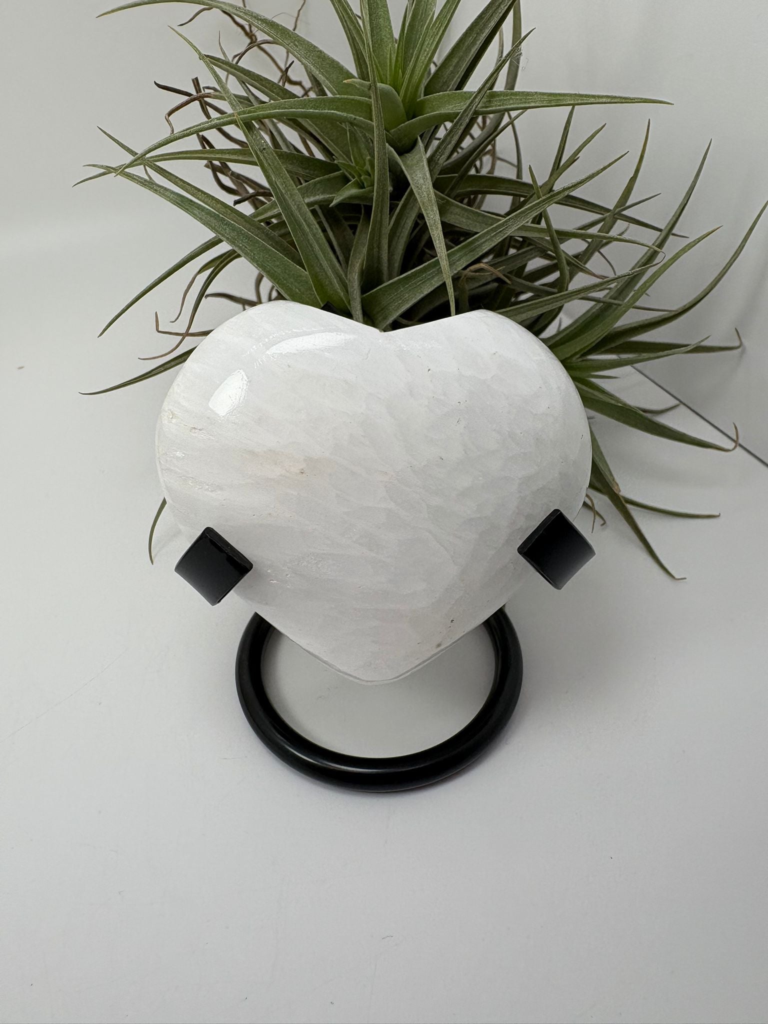 Corazón de escolecita natural de 6 cm con energía angelical, calmante y espiritual. Pieza única ideal para meditación, descanso y conexión interior. 
