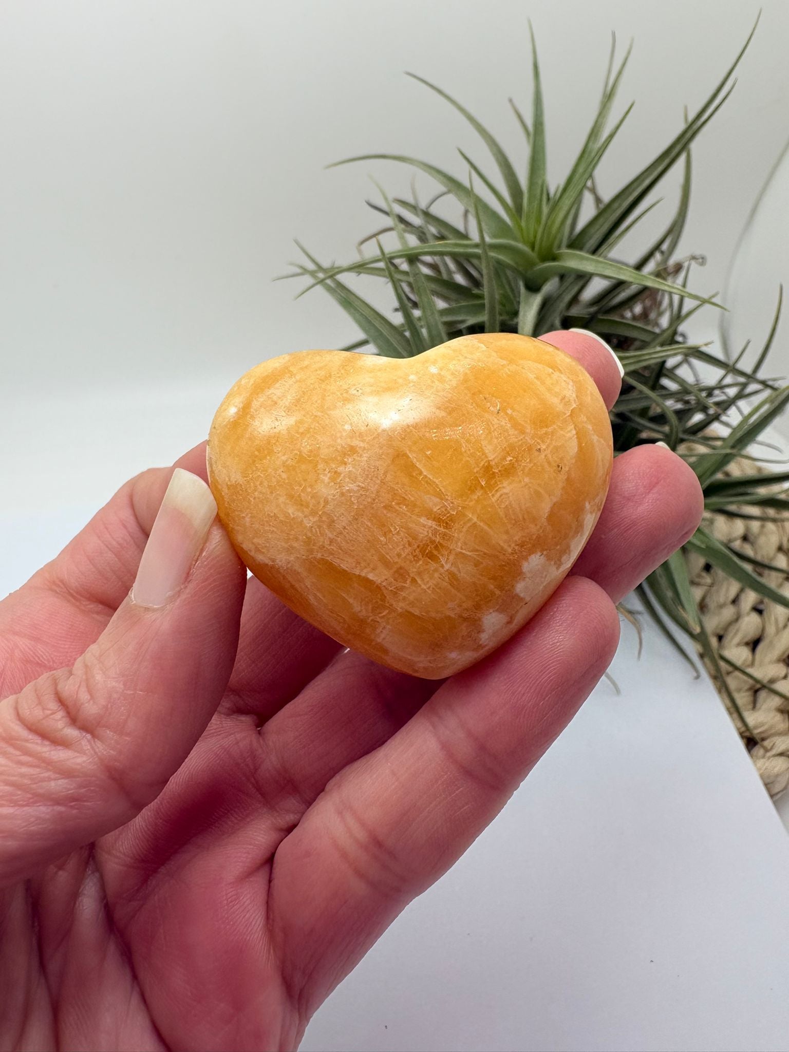 corazón de calcita amarilla natural ideal para energía positiva, decoración y equilibrio del chakra plexo solar pieza única