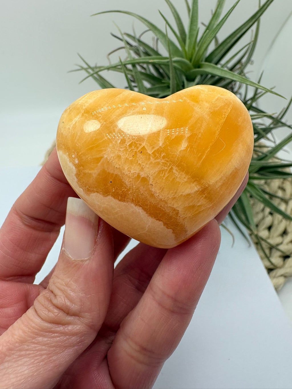 corazón de calcita amarilla natural ideal para energía positiva, decoración y equilibrio del chakra plexo solar pieza única