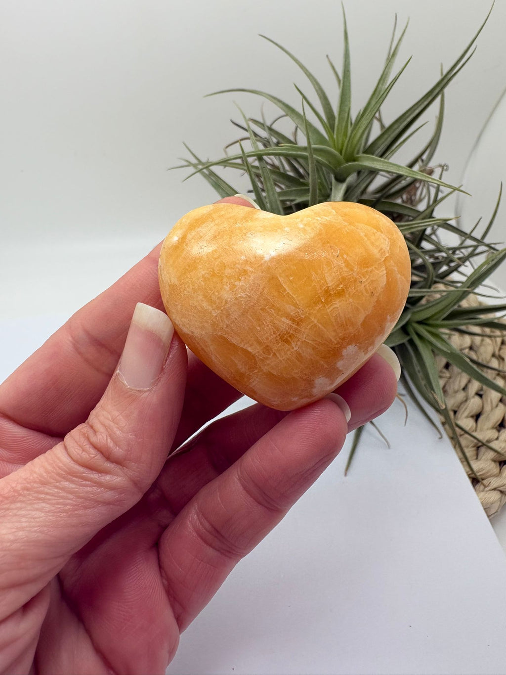corazón de calcita amarilla natural ideal para energía positiva, decoración y equilibrio del chakra plexo solar pieza única
