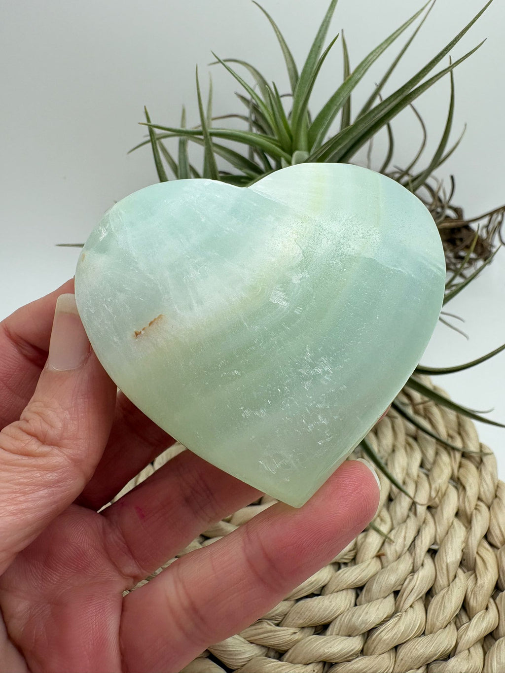 Corazón de calcita pistacho natural con energía suave y renovadora. Ideal para aportar calma, armonía y equilibrio emocional en tu día a día.