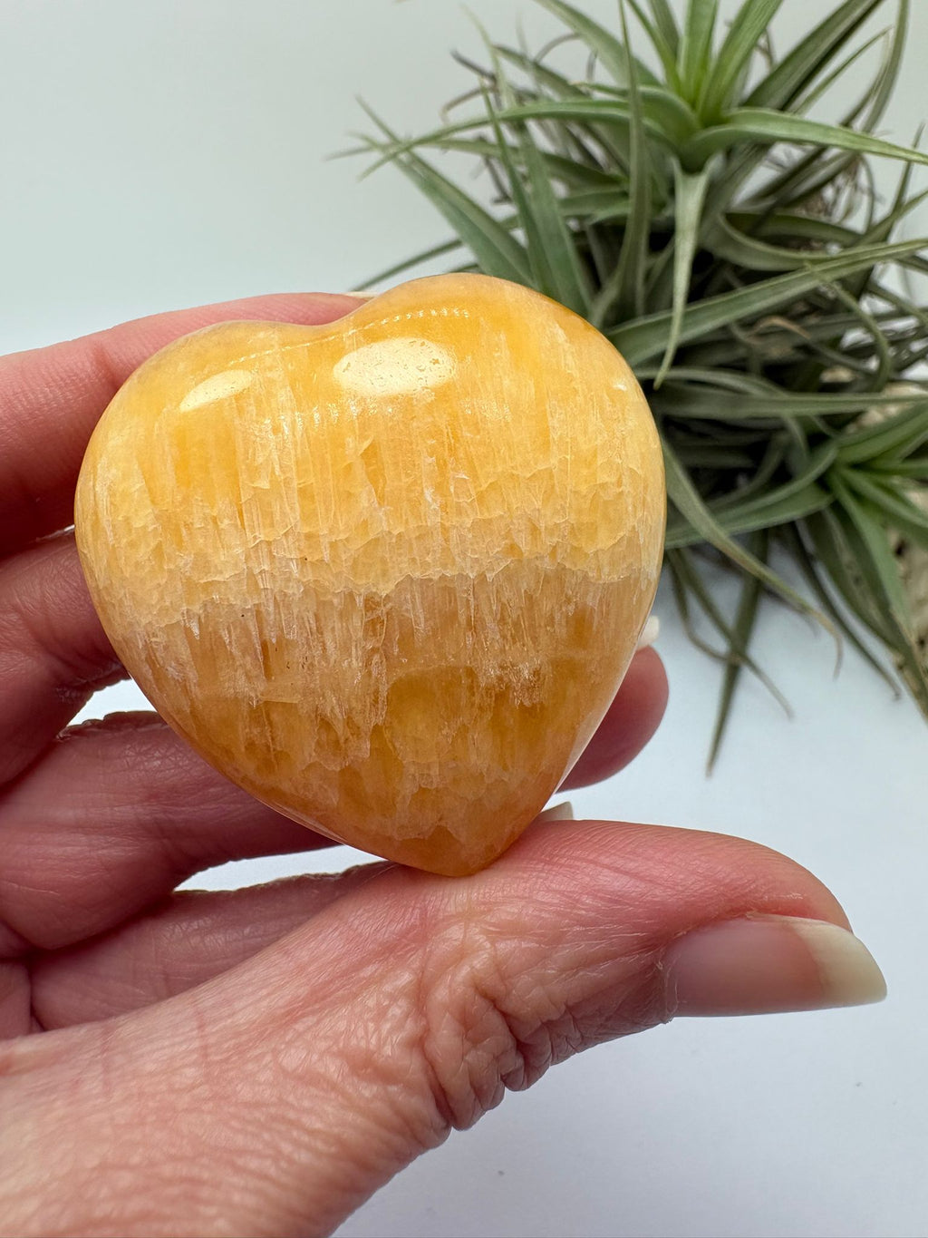 corazón de calcita amarilla natural ideal para energía positiva, decoración y equilibrio del chakra plexo solar pieza única