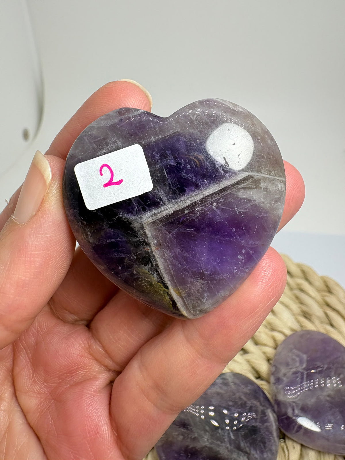 Corazón de amatista plano número 6, con superficie pulida, vetas claras y tonos violetas