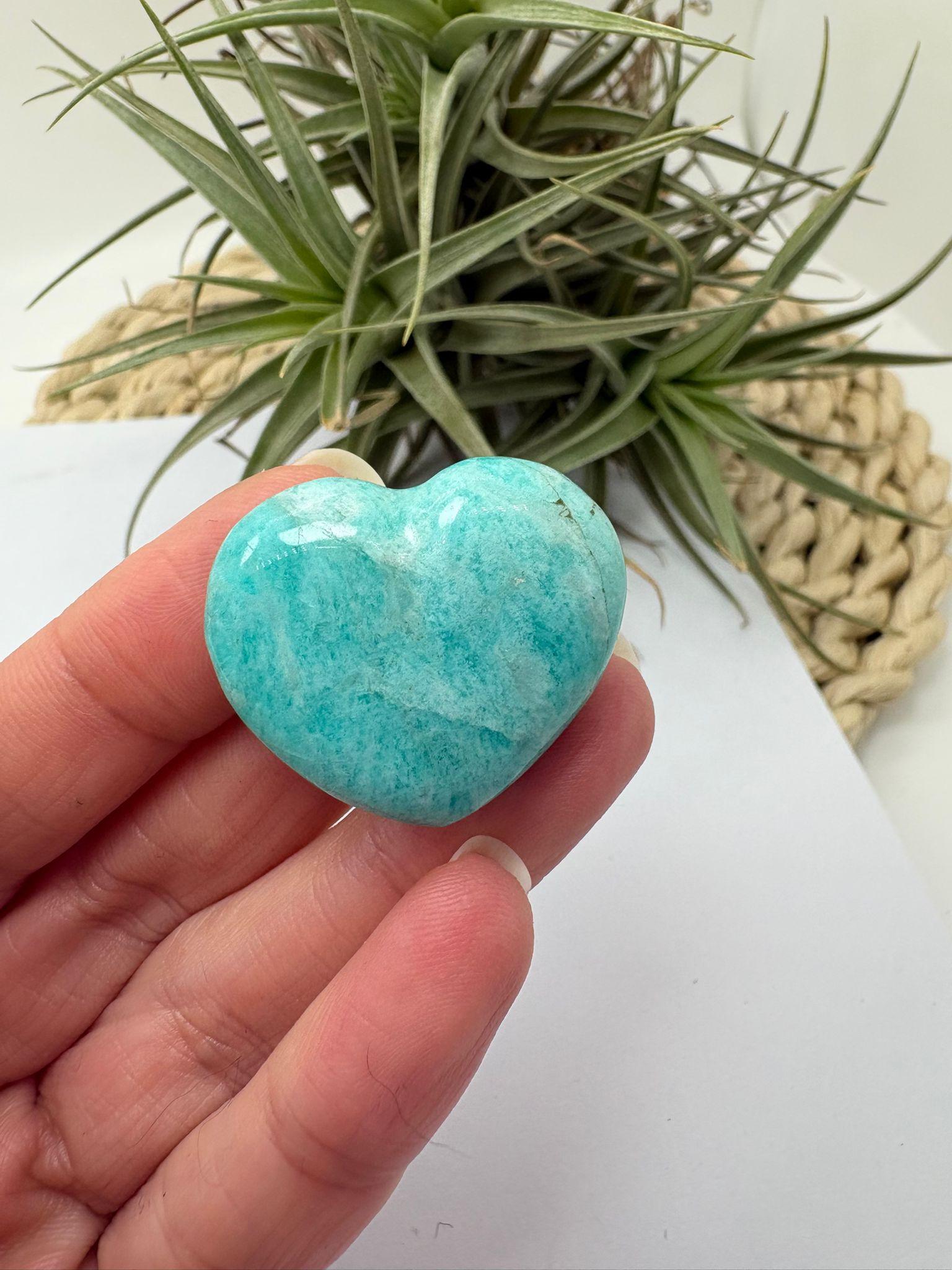 Corazón de amazonita natural tallado y pulido, ideal para trabajar la calma interior, la comunicación y el equilibrio emocional. Su bonito tono verde azulado con vetas naturales hace de cada pieza un ejemplar único.
