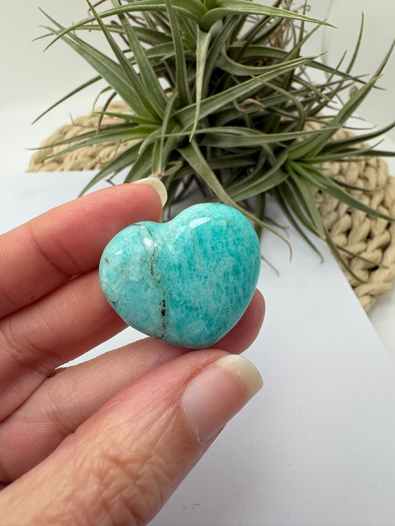 Corazón de amazonita natural tallado y pulido, ideal para trabajar la calma interior, la comunicación y el equilibrio emocional. Su bonito tono verde azulado con vetas naturales hace de cada pieza un ejemplar único.
