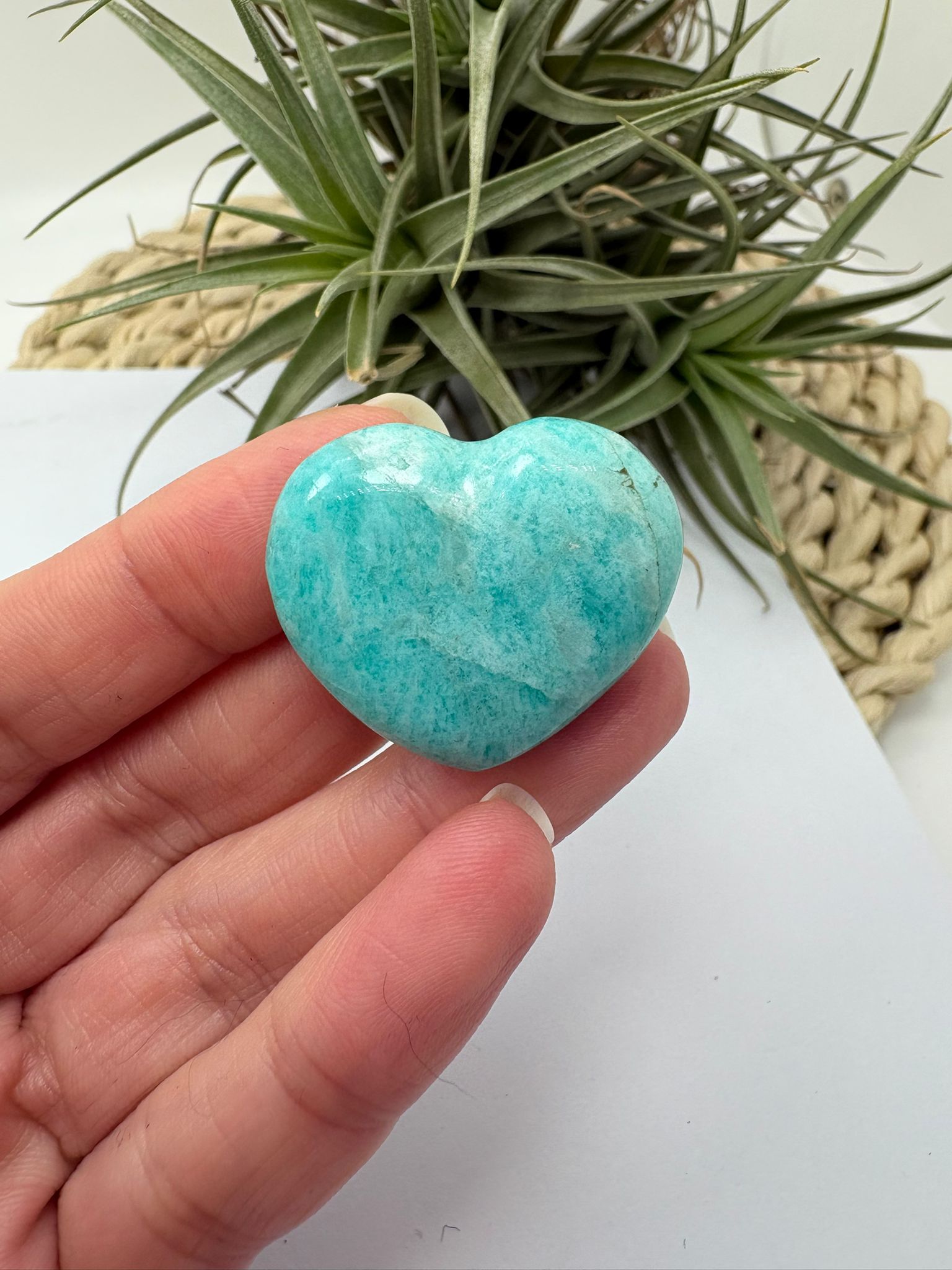 Corazón de amazonita natural tallado y pulido, ideal para trabajar la calma interior, la comunicación y el equilibrio emocional. Su bonito tono verde azulado con vetas naturales hace de cada pieza un ejemplar único.
