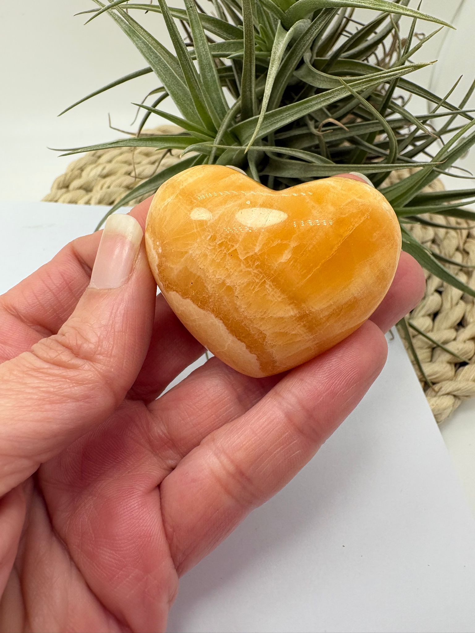 corazón de calcita amarilla natural ideal para energía positiva, decoración y equilibrio del chakra plexo solar pieza única