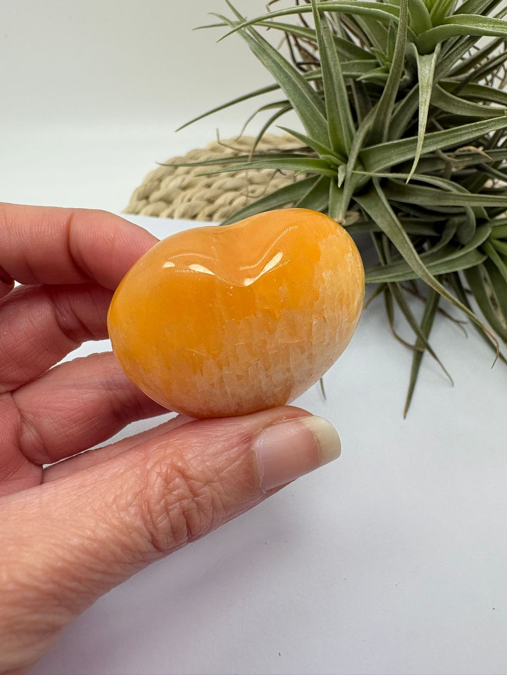 corazón de calcita amarilla natural ideal para energía positiva, decoración y equilibrio del chakra plexo solar pieza única