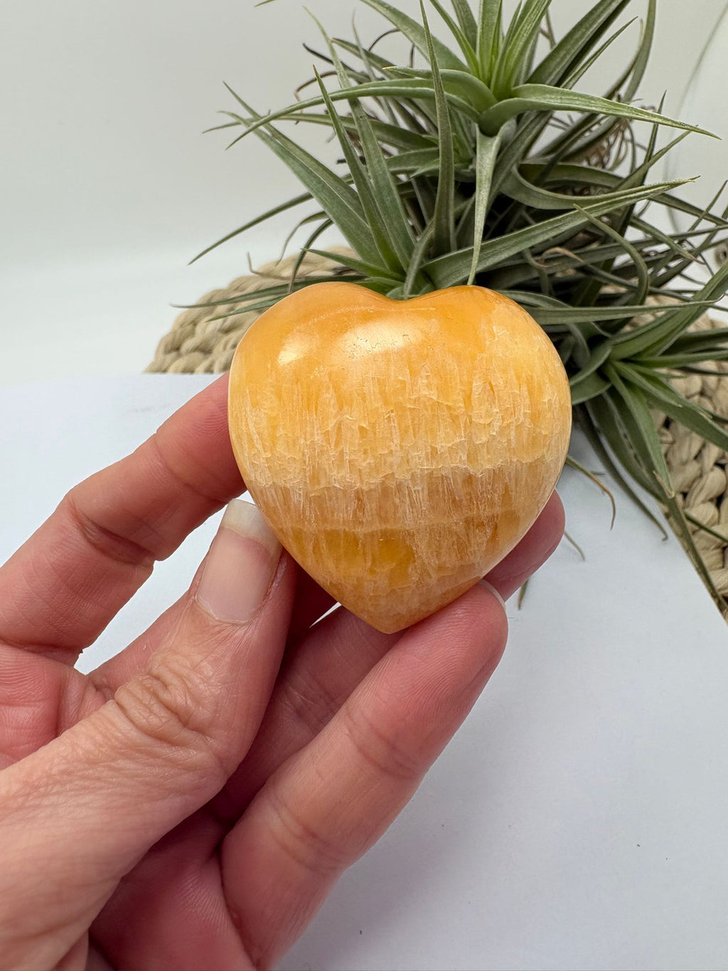 corazón de calcita amarilla natural ideal para energía positiva, decoración y equilibrio del chakra plexo solar pieza única