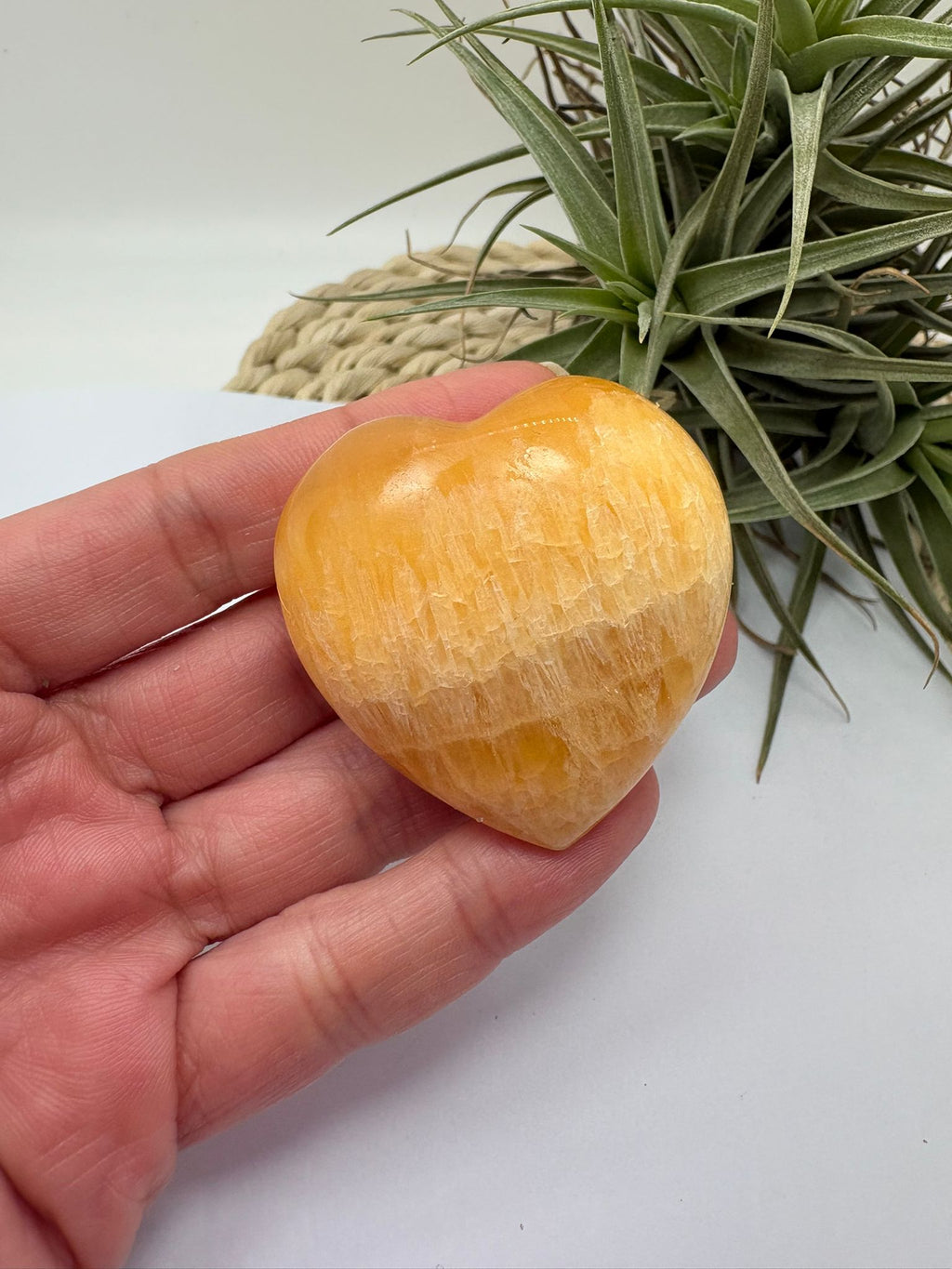 corazón de calcita amarilla natural ideal para energía positiva, decoración y equilibrio del chakra plexo solar pieza única