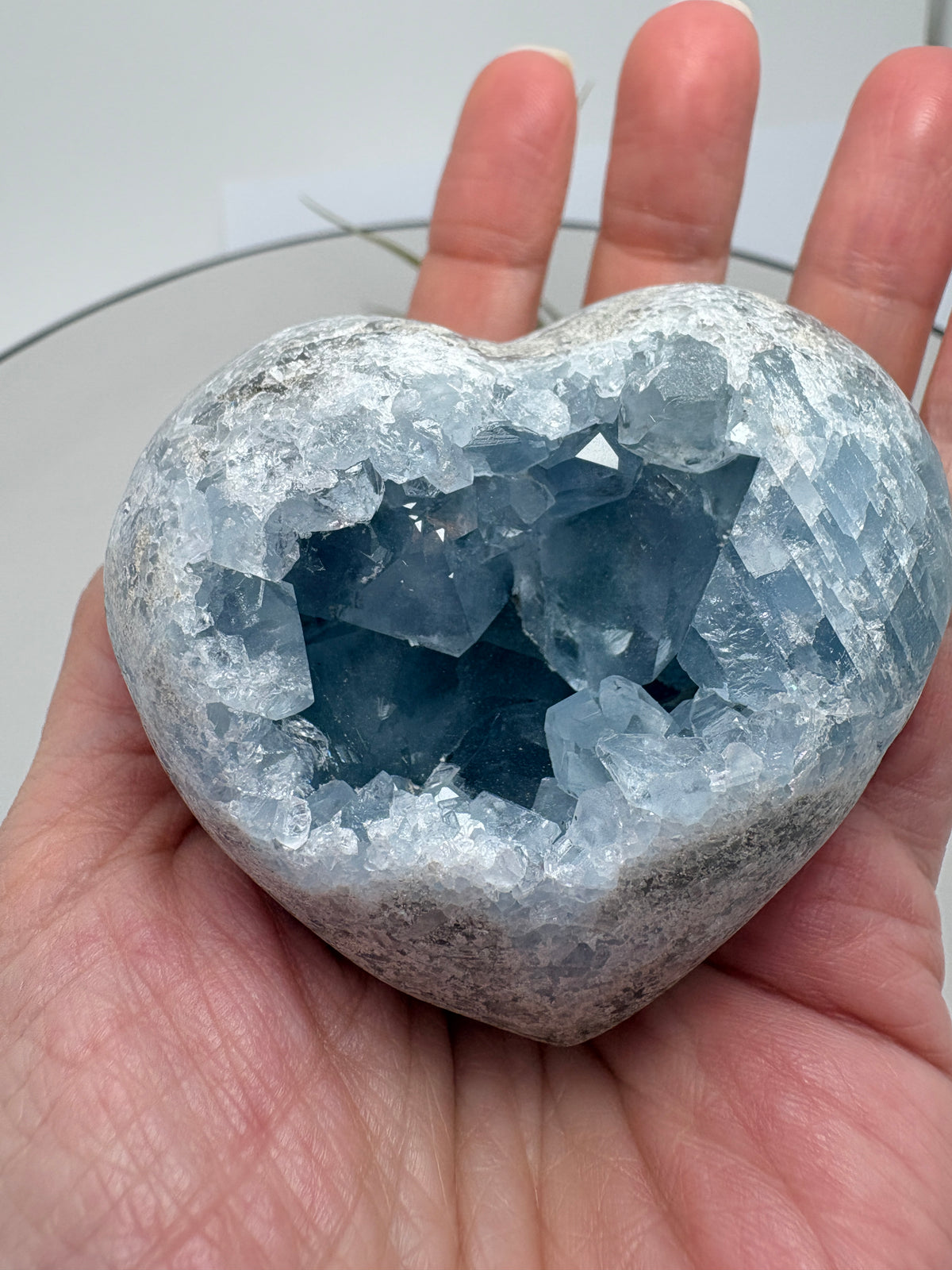 Corazón de celestina &nbsp;natural procedente de Madagascar, formada por numerosos cristales de tonalidad azul celeste y superficies brillantes.
