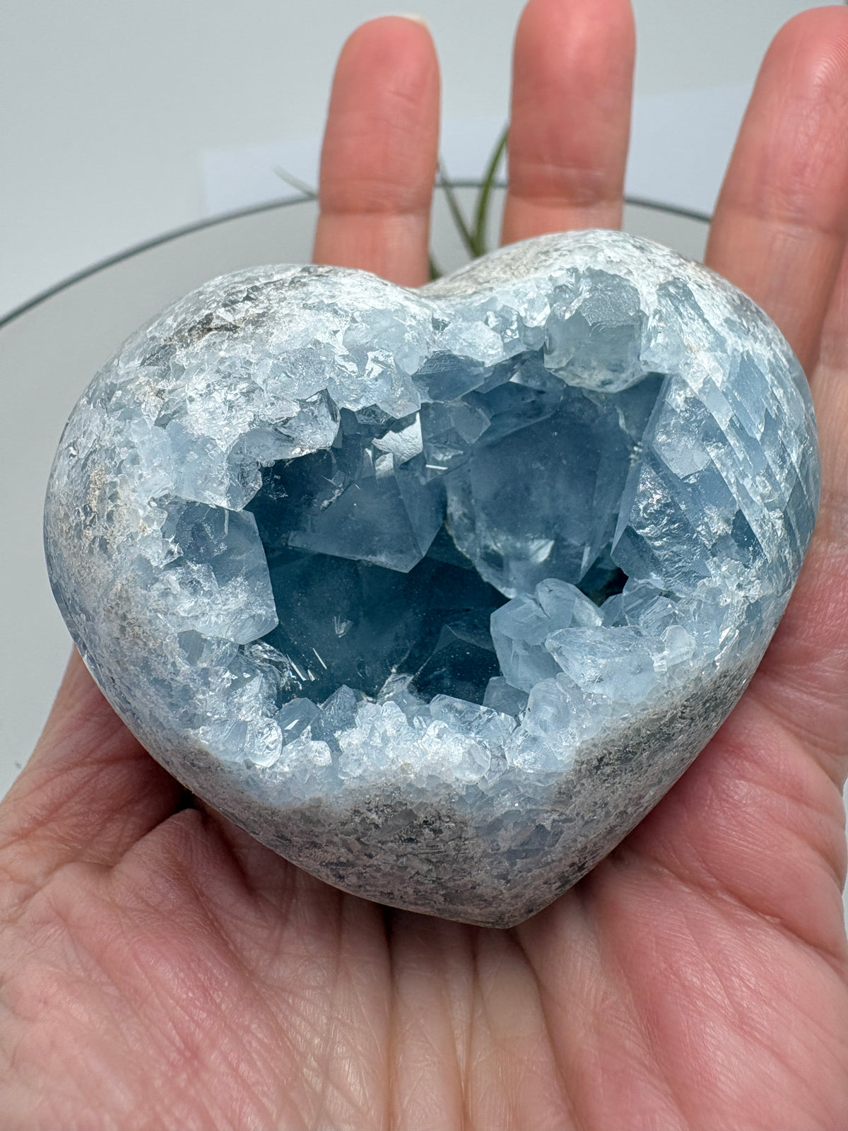 Corazón de celestina natural procedente de Madagascar, formada por numerosos cristales de tonalidad azul celeste y superficies brillantes.