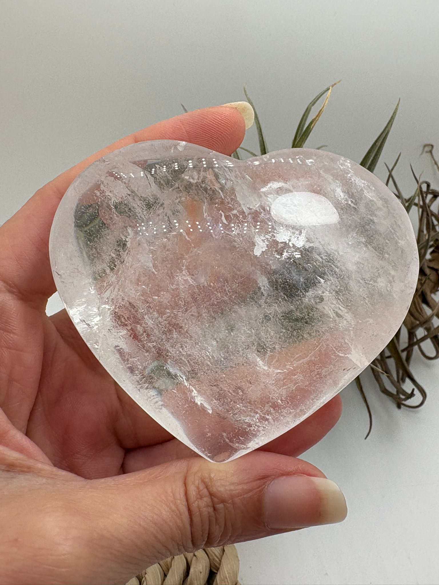 Corazón de cuarzo cristal transparente con preciosos reflejos arcoíris naturales en su interior. Una pieza pulida llena de luz y energía, ideal para decorar, meditar o trabajar la claridad mental y la armonía energética.