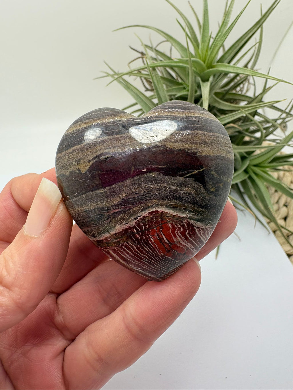 Corazón de jaspe brecha natural ideal para protección, equilibrio y energía. Mineral único en forma de corazón perfecto para regalar o coleccionar.