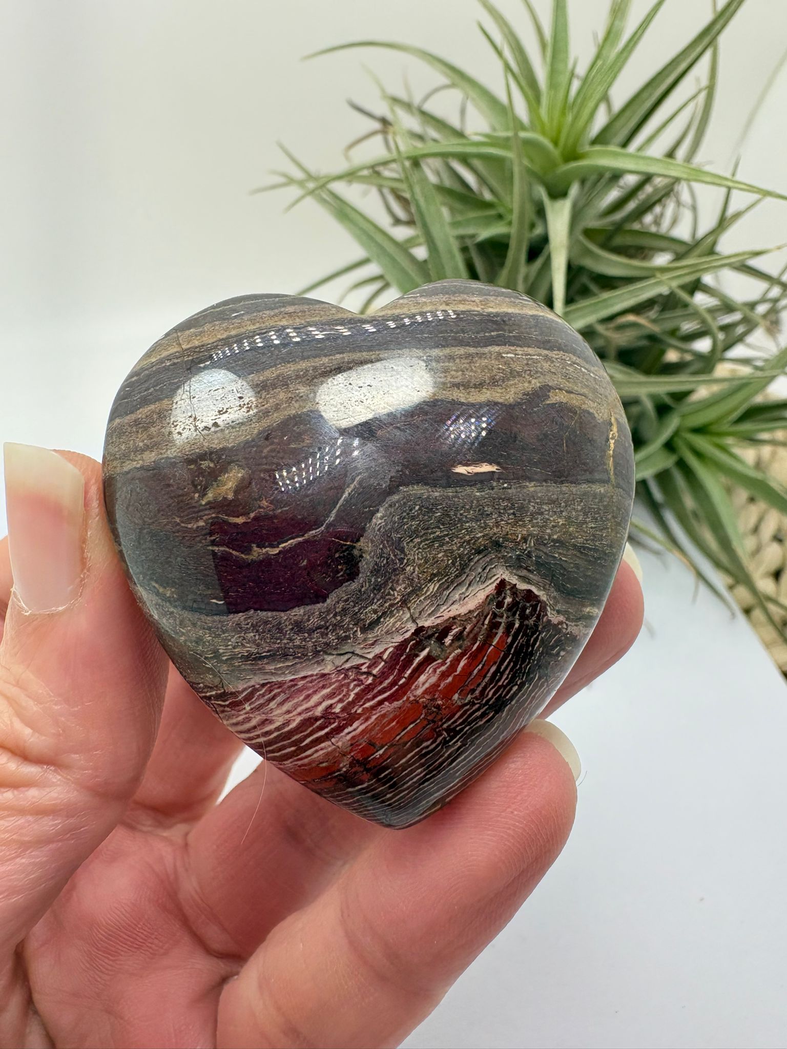 Corazón de jaspe brecha natural ideal para protección, equilibrio y energía. Mineral único en forma de corazón perfecto para regalar o coleccionar.