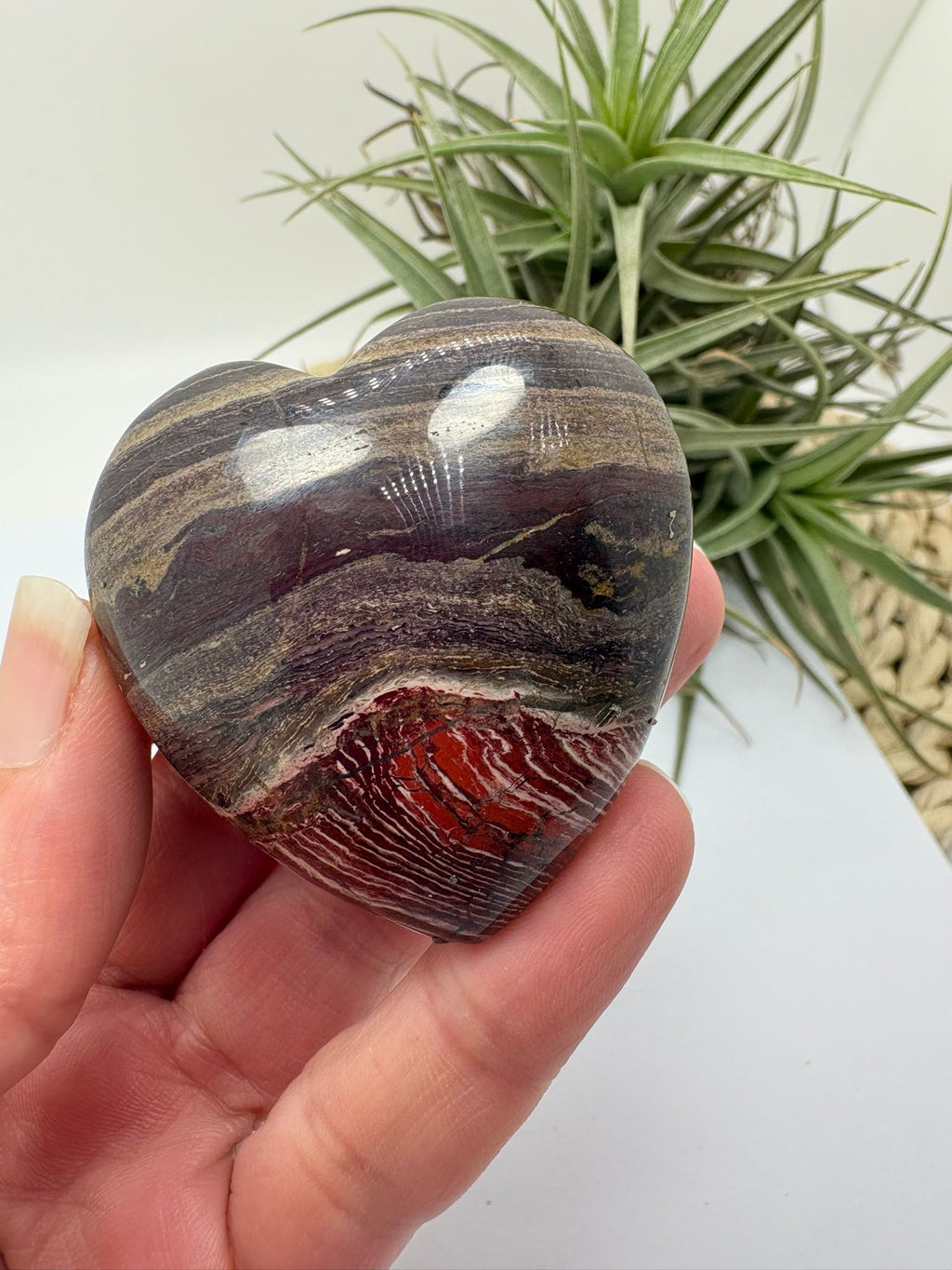 Corazón de jaspe brecha natural ideal para protección, equilibrio y energía. Mineral único en forma de corazón perfecto para regalar o coleccionar.