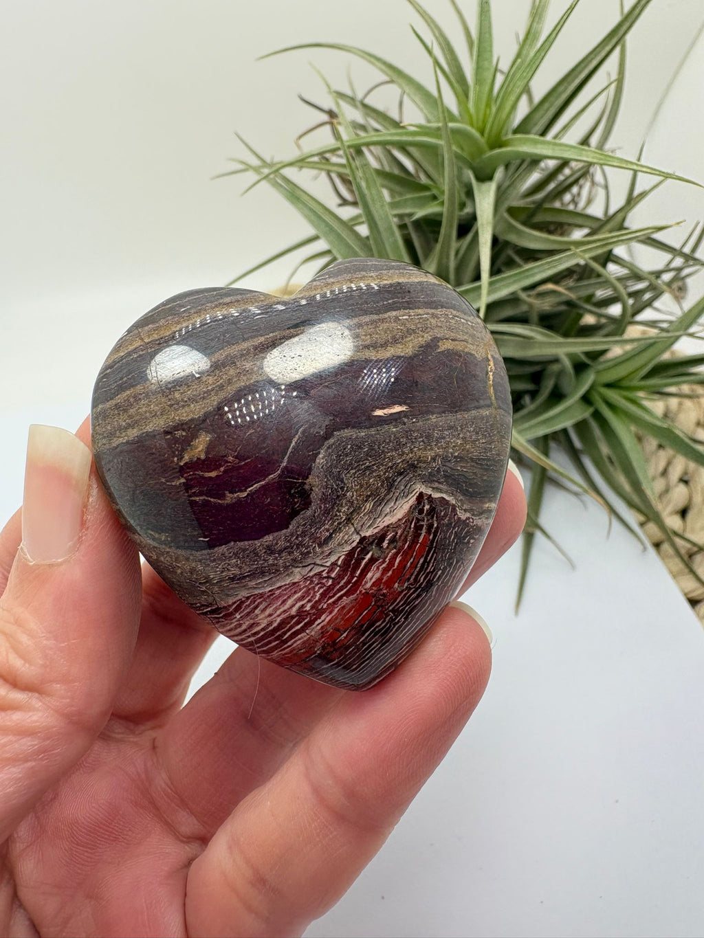 Corazón de jaspe brecha natural ideal para protección, equilibrio y energía. Mineral único en forma de corazón perfecto para regalar o coleccionar.