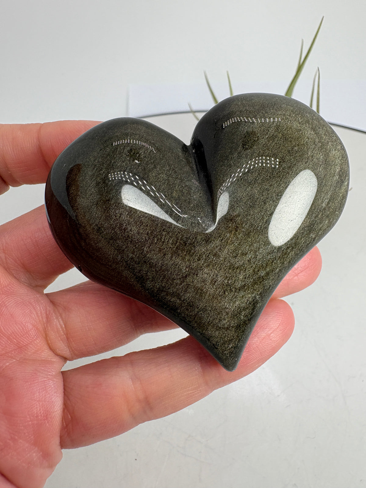 Un precioso corazón de obsidiana dorada que combina un fondo negro intenso con delicados reflejos dorados. Su acabado pulido realza estos destellos, que cambian según la luz y el ángulo desde el que se observa.