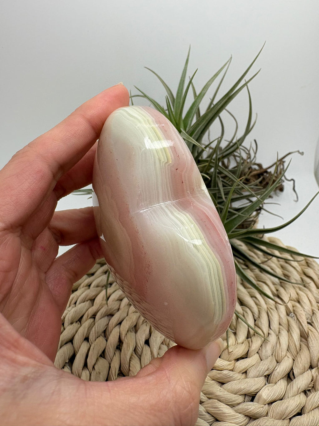 Corazón de ónix rosado con energía de calma, amor propio y equilibrio emocional. Pieza única ideal para armonizar espacios y acompañar procesos interiores.