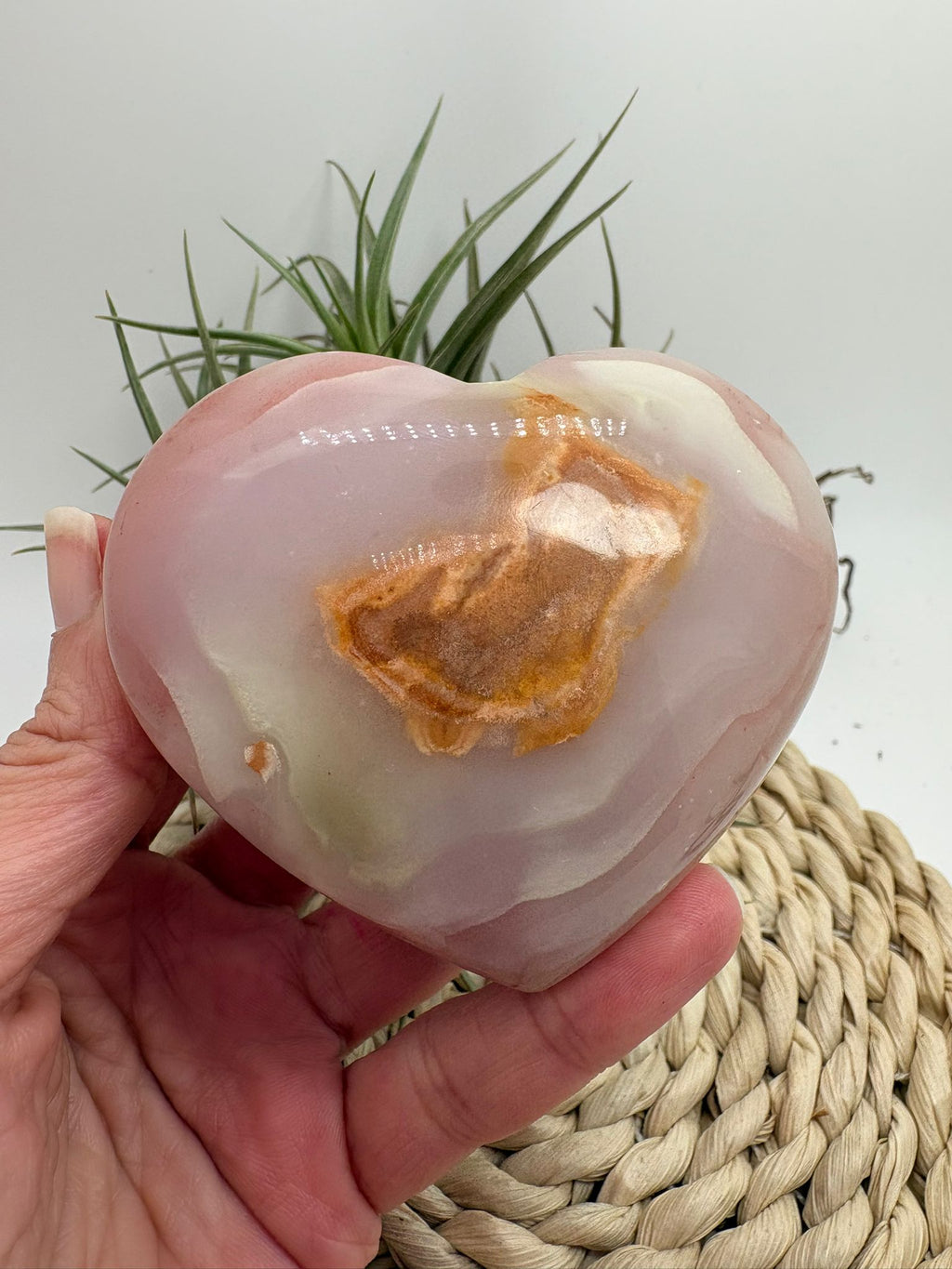 Corazón de ónix rosado con energía de calma, amor propio y equilibrio emocional. Pieza única ideal para armonizar espacios y acompañar procesos interiores.