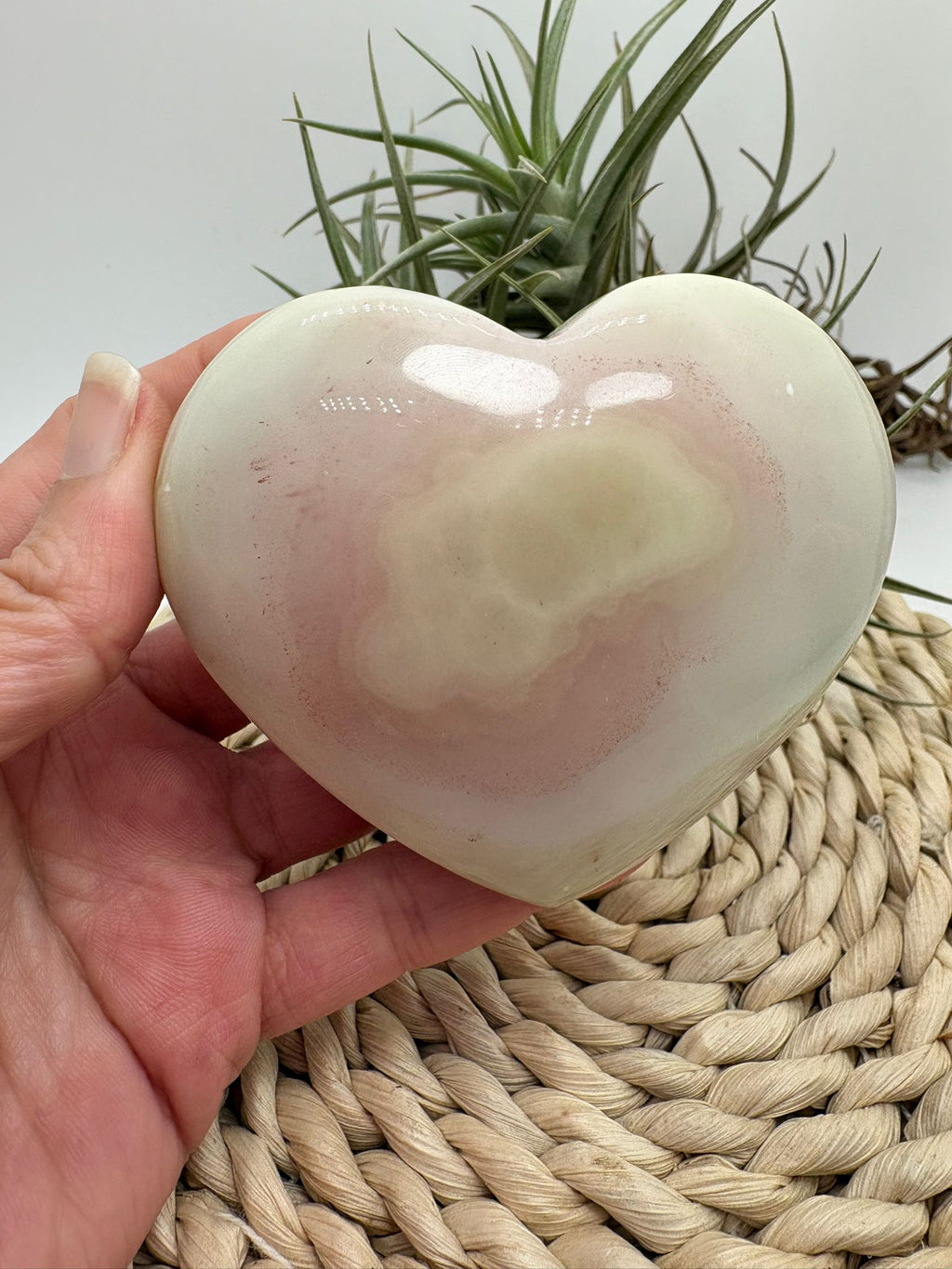 Corazón de ónix rosado con energía de calma, amor propio y equilibrio emocional. Pieza única ideal para armonizar espacios y acompañar procesos interiores.