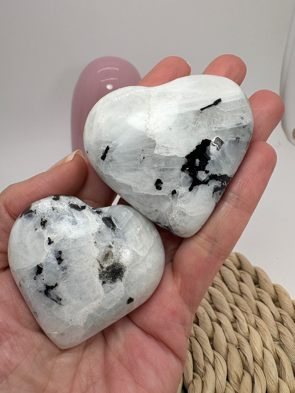 Corazones de piedra luna con inclusiones de biotita y bonitos reflejos naturales. Asociados con la intuición, el equilibrio y el enraizamiento.