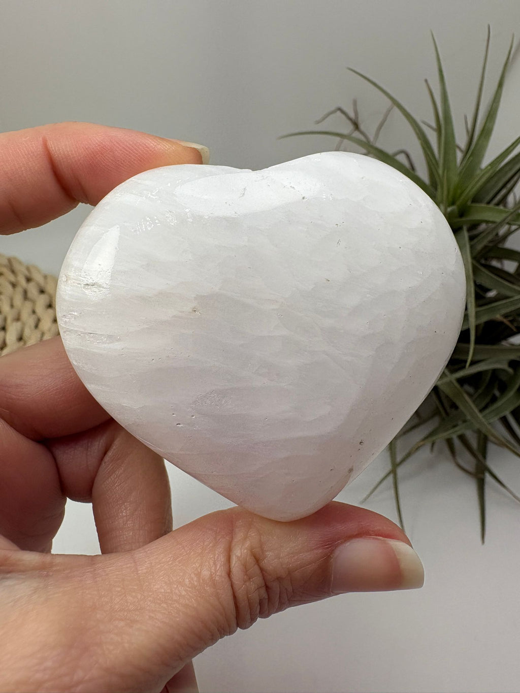 Corazón de escolecita natural de 6 cm con energía angelical, calmante y espiritual. Pieza única ideal para meditación, descanso y conexión interior. 