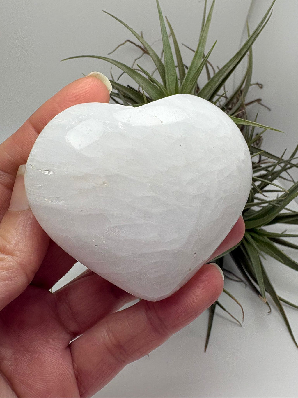 Corazón de escolecita natural de 6 cm con energía angelical, calmante y espiritual. Pieza única ideal para meditación, descanso y conexión interior. 